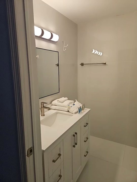Palm Breeze Hotel - Bathroom was amazingly clean. - Hotels Near Me - Lake Worth, Florida