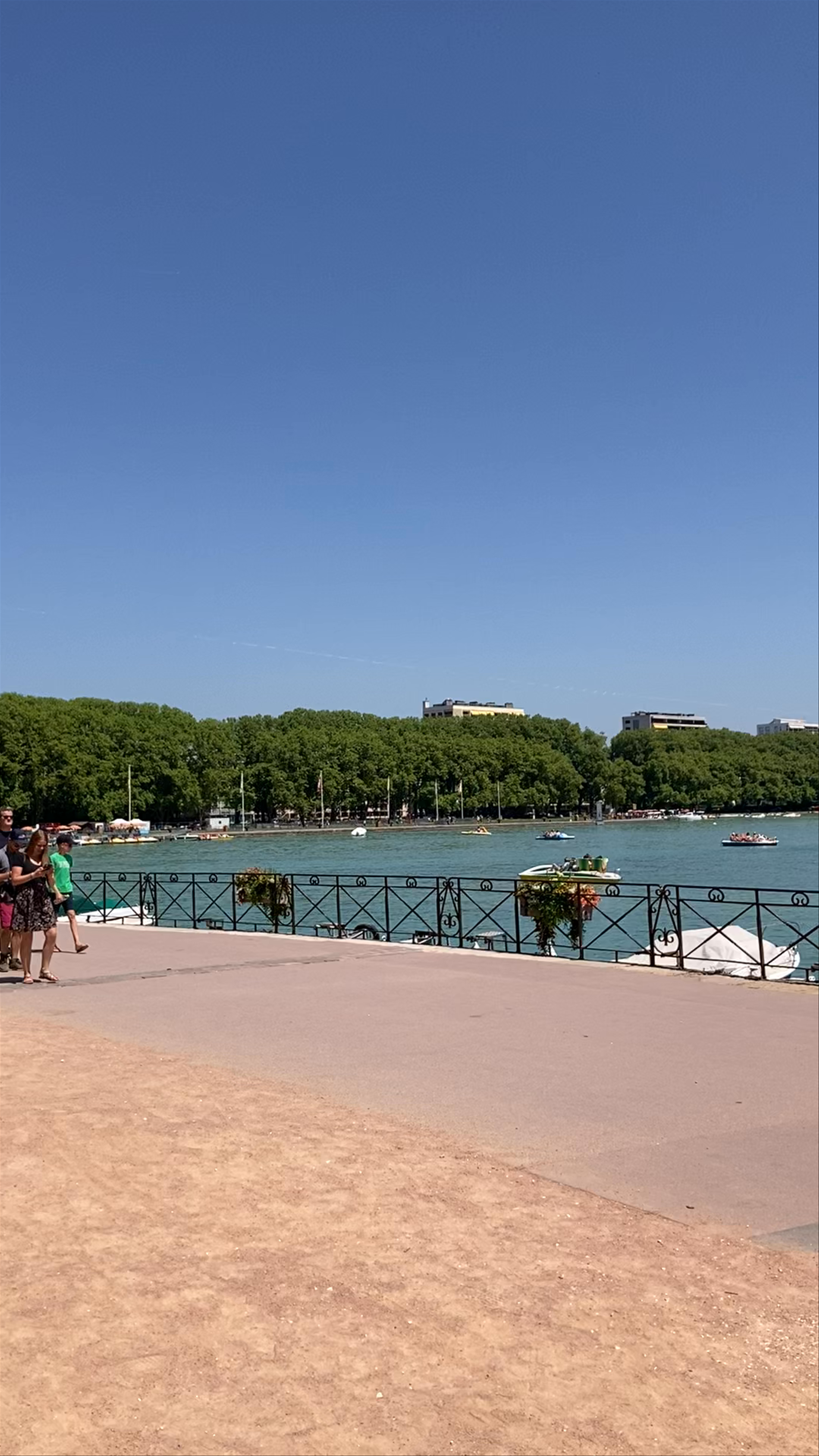 Les Jardins de l'Europe: Lakeside Serenity in Annecy, France
