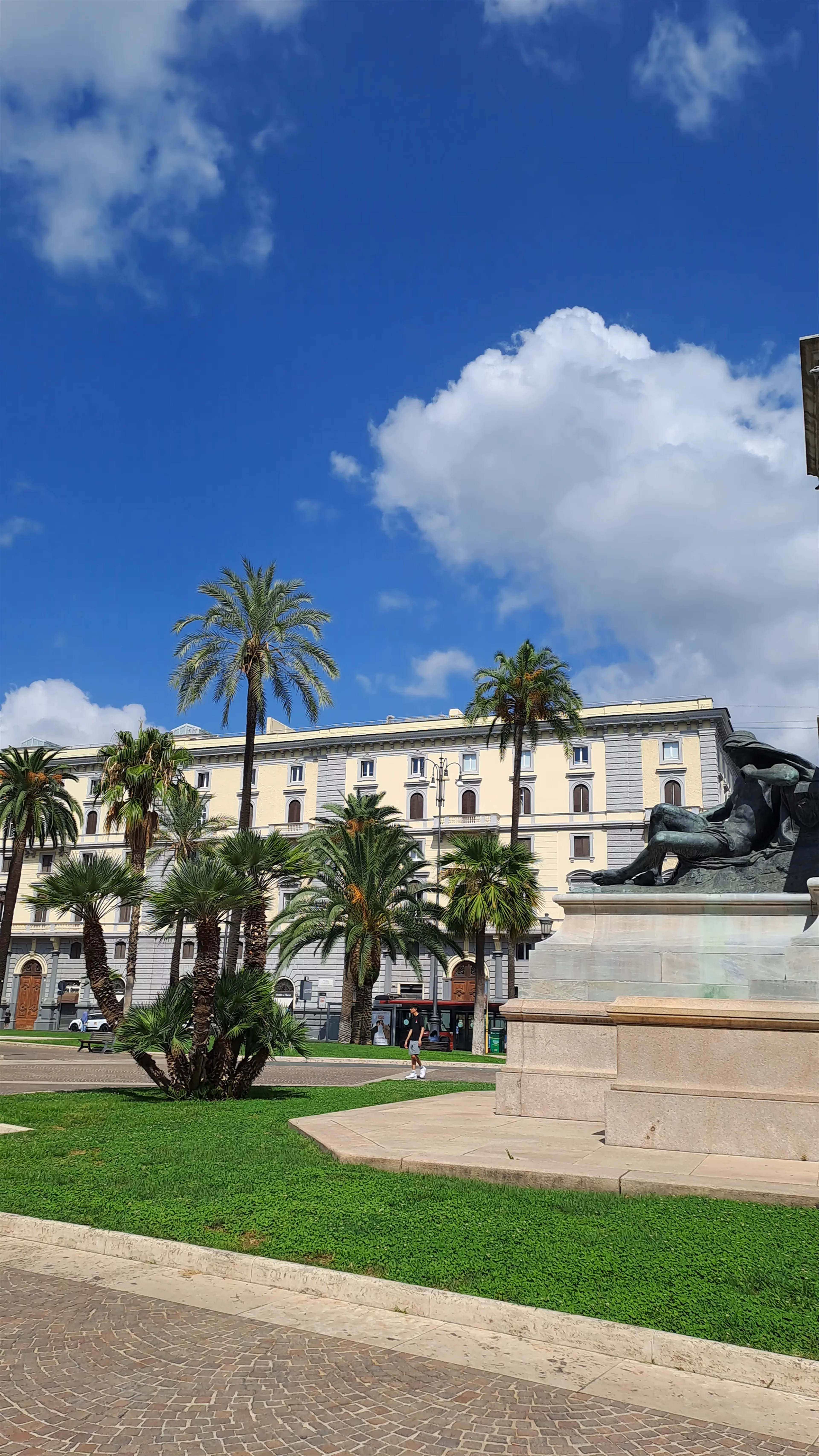 Monumento a Camillo Benso conte di Cavour, Piazza Cavour