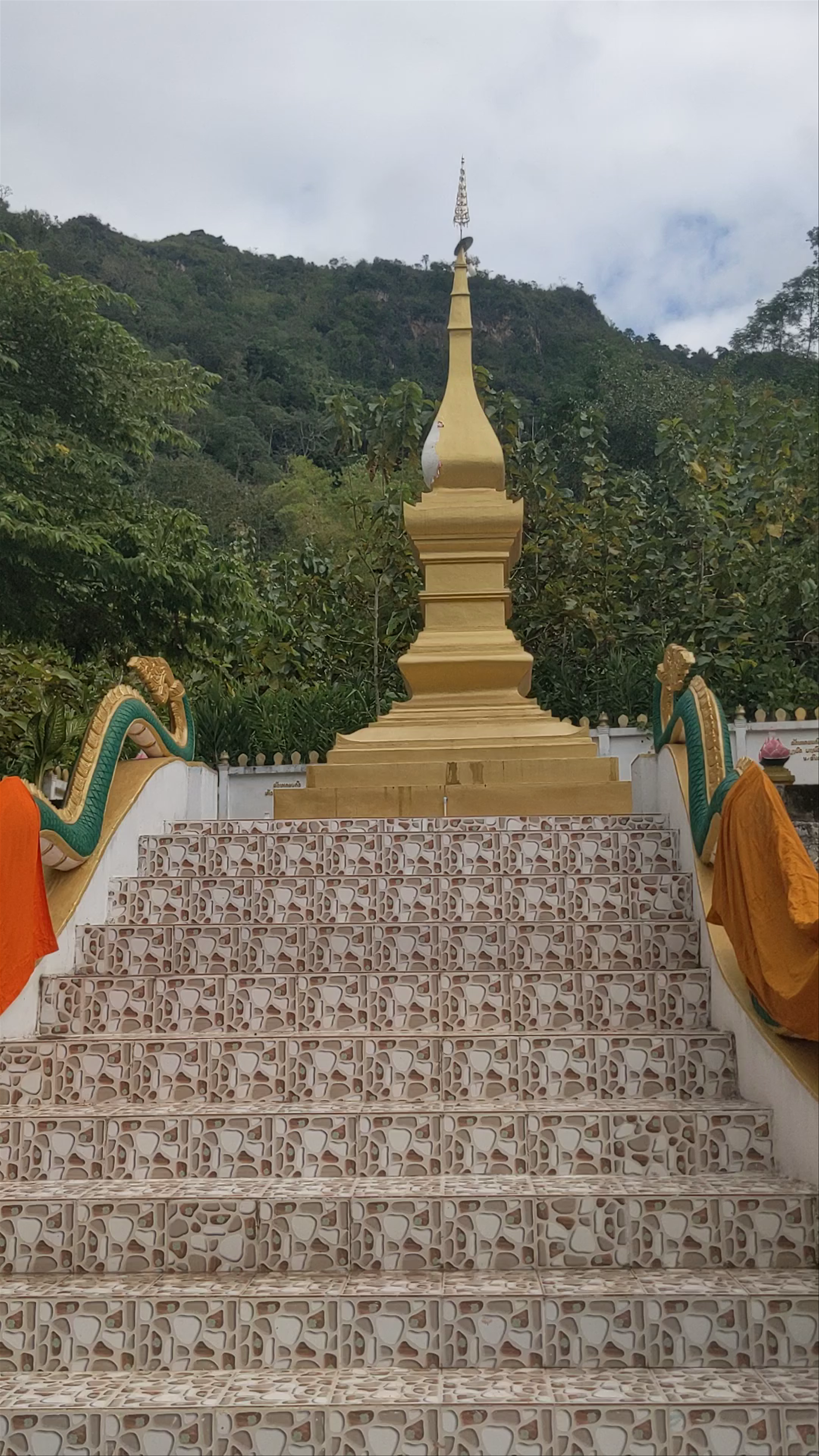 Sop Houn Temple: Serene Golden Buddha Sanctuary in Nong Khiaw, Laos