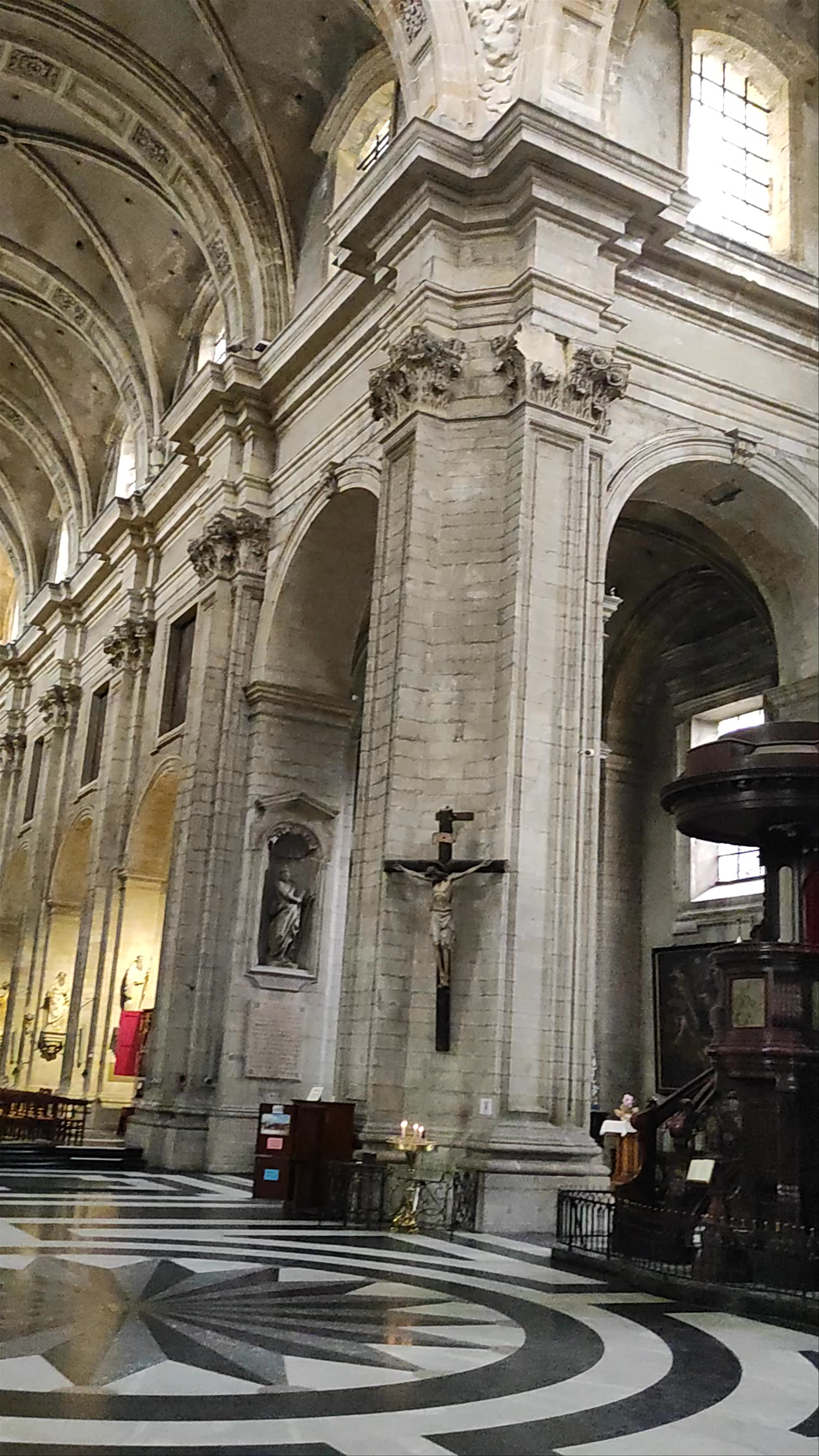 Onze-Lieve-Vrouw en Sint-Pieterskerk van Gent: Majestic Cathedral Interior