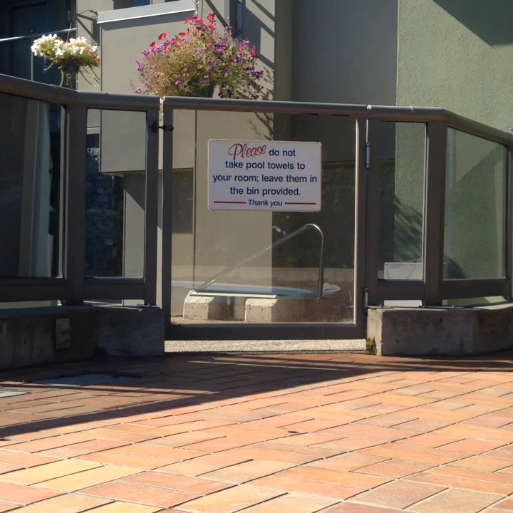 Accent Inns - Great seasonal outdoor pool - Hotels Near Me - Kelowna, British Columbia