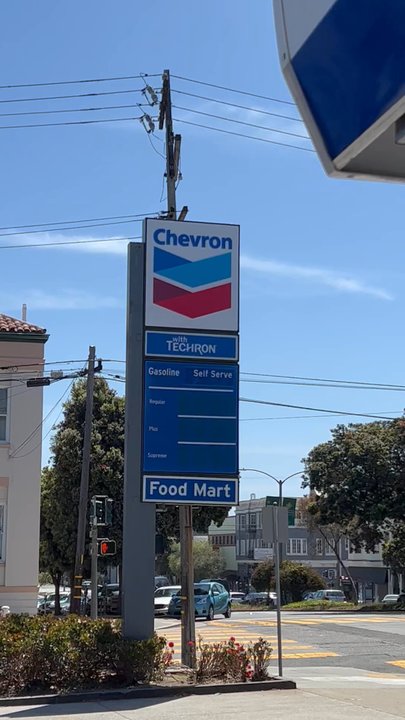Chevron - Hmmm why is it flashing lol - Gas Stations Near Me - San Francisco, California