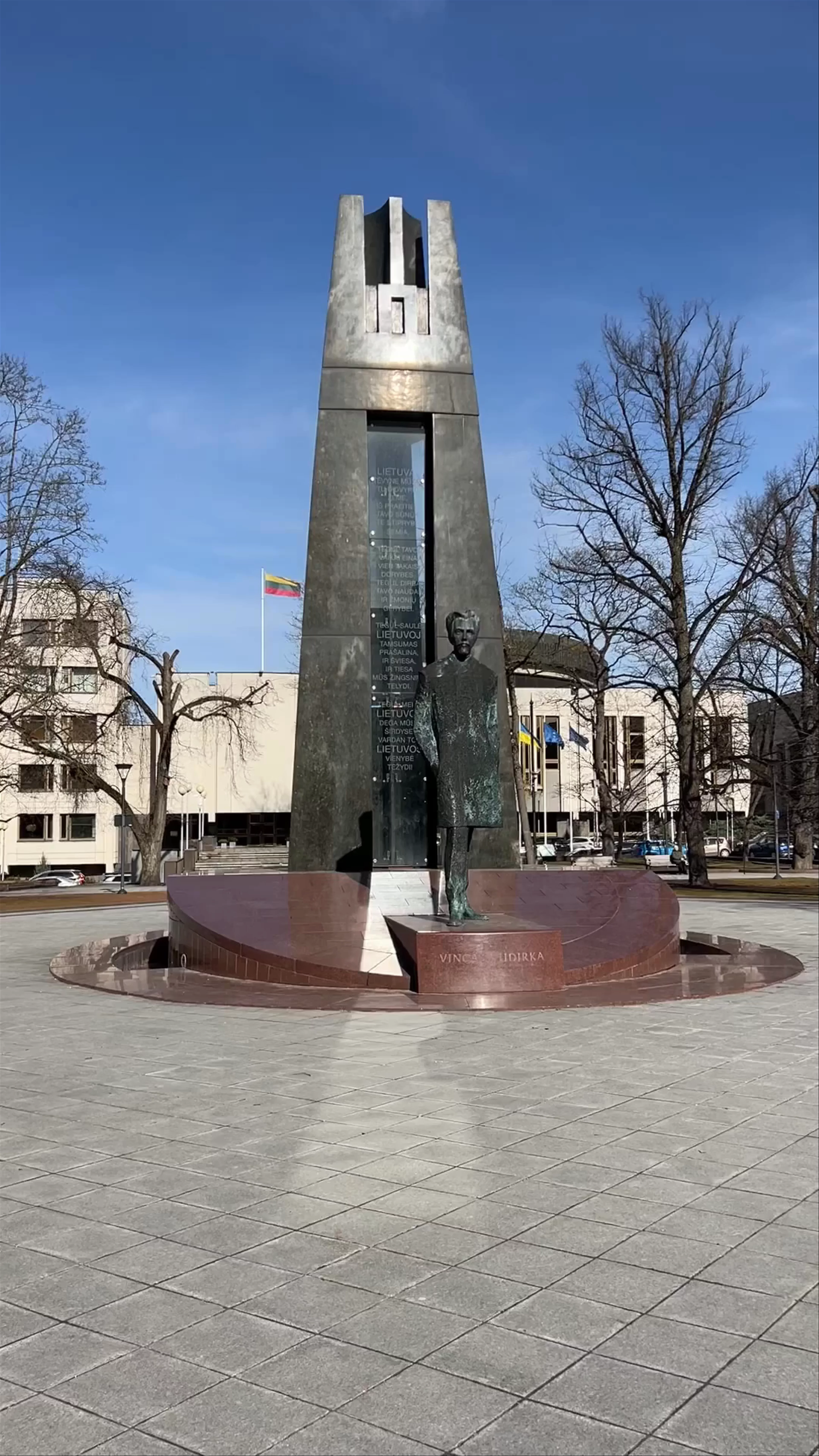 Vincas Kudirka Monument, Vinco Kudirkos aikštė