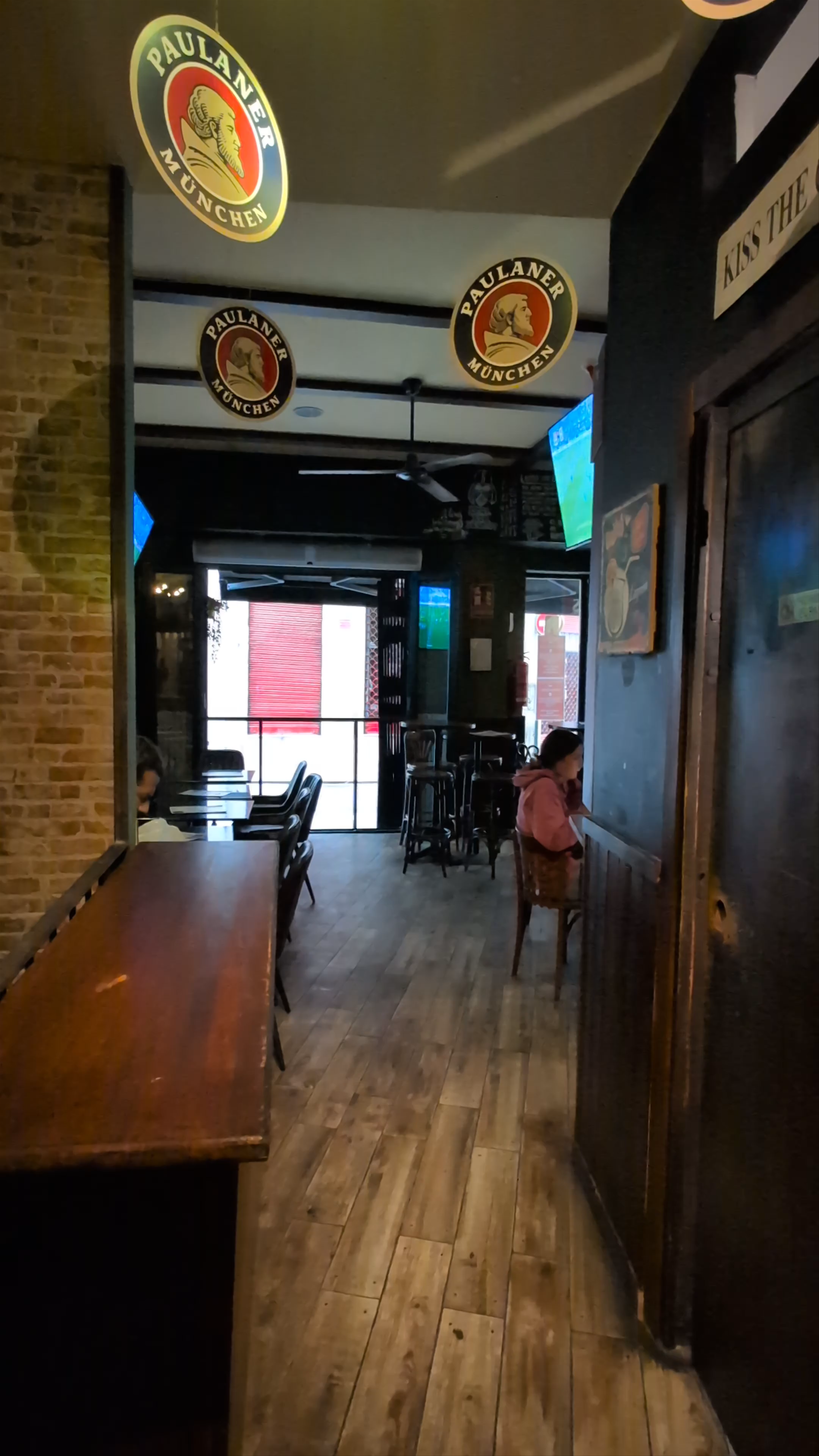 The Lounge Bar Experience in València - Cozy Vibes and Craft Beers