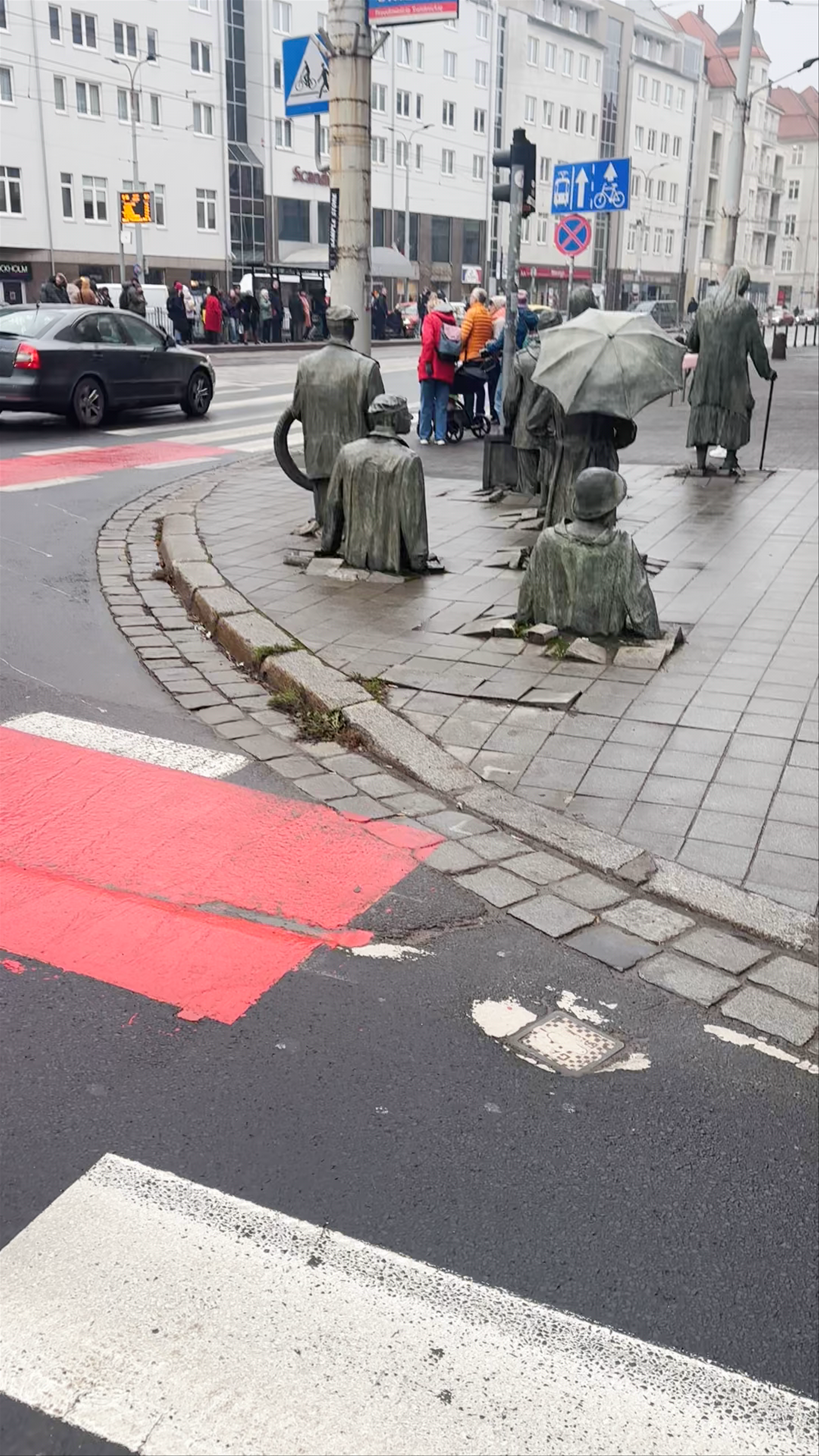 Pomnik Anonimowego Przechodnia: Living History in Wrocław