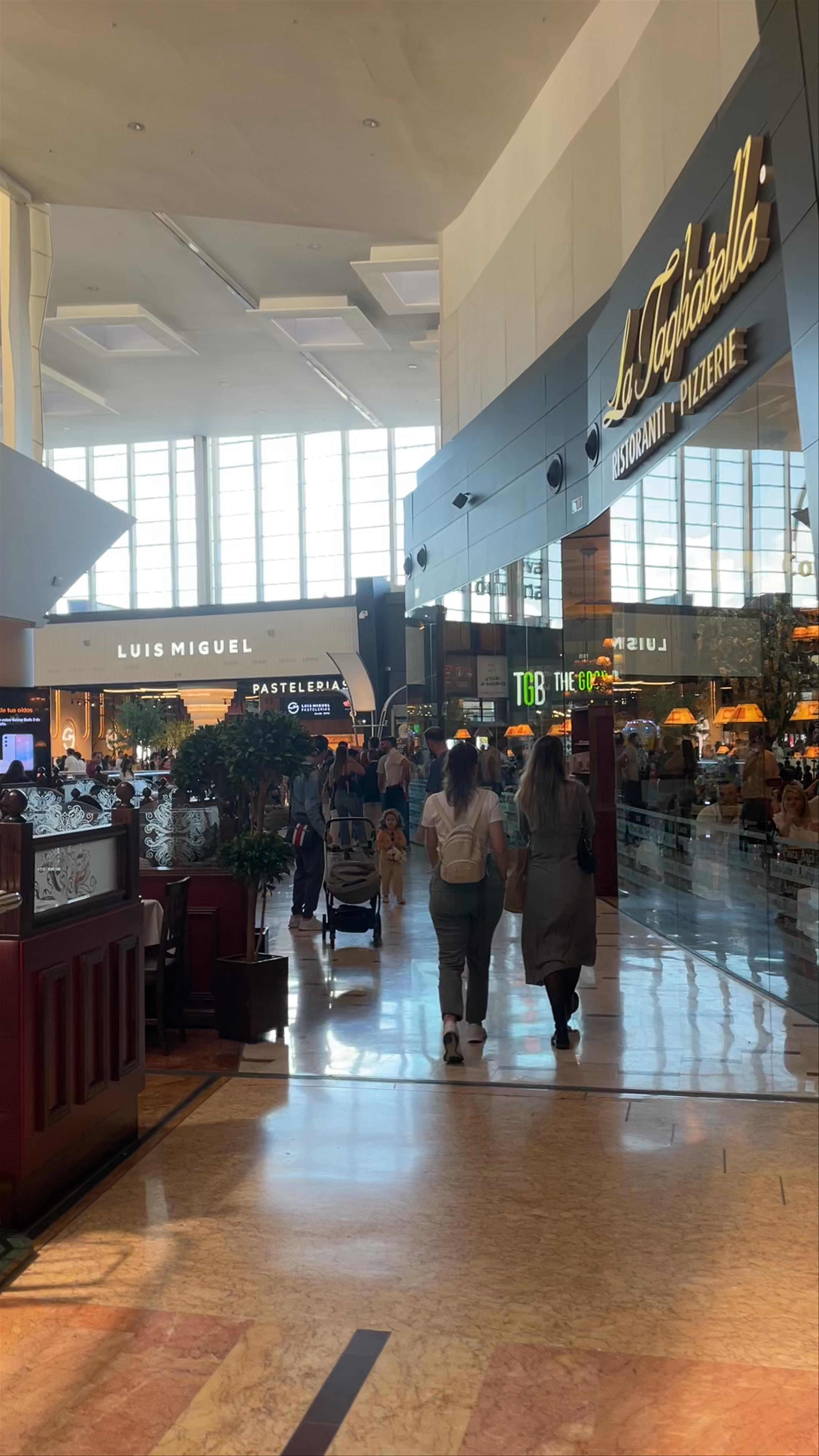 Centro Comercial Nueva Condomina: Bustling Shopping Experience in Murcia