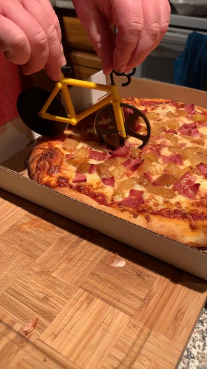 Delice Pizzeria - Very polite and efficient.The food was so delicious! We ordered poutine, Hawaiian pizza and submarine. Cooked to perfection and so cheesy :) - Pizza Near Me - Brossard, Quebec