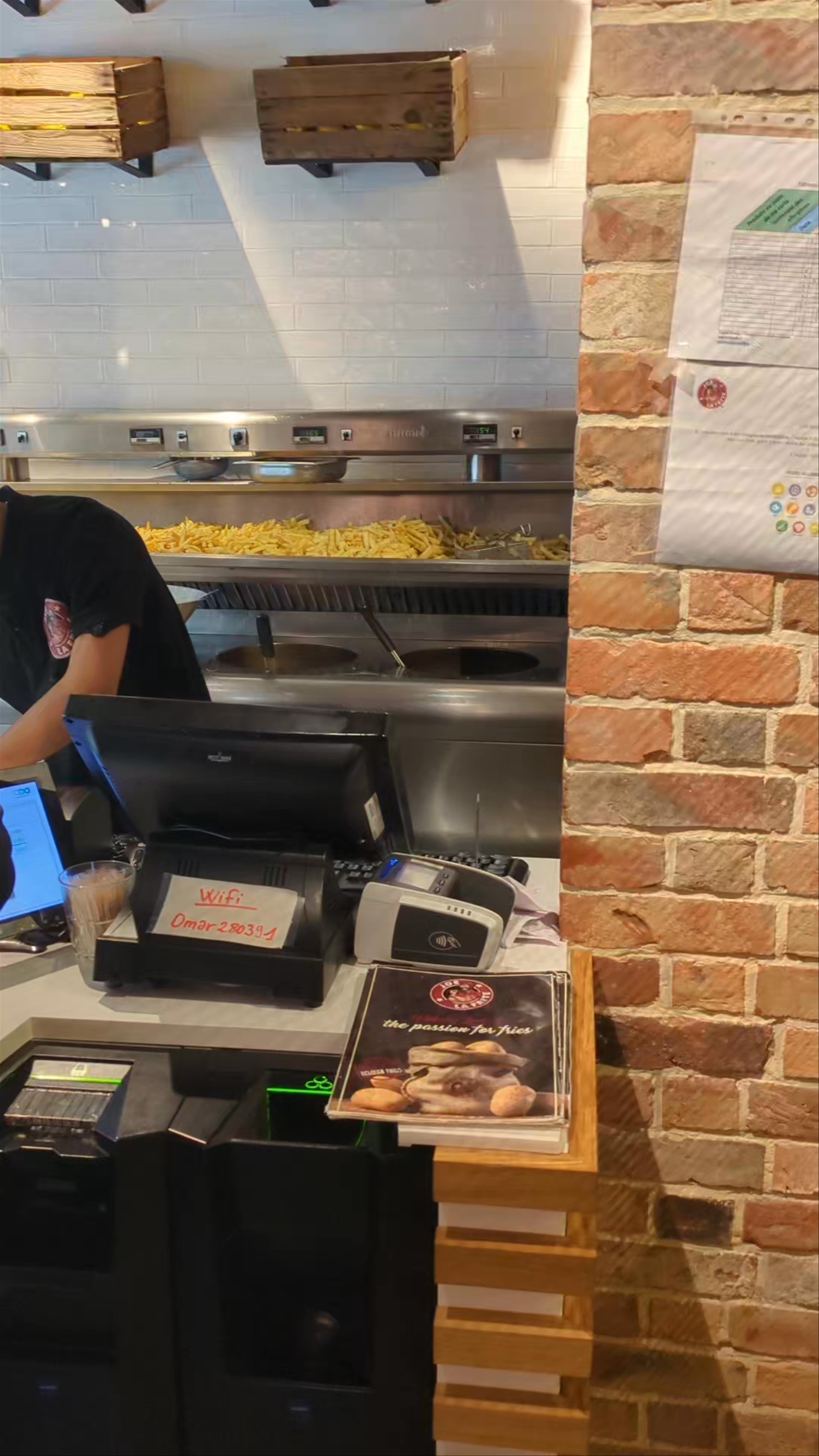 Joe La Frite: Iconic Belgian Fries Spot in Brussels