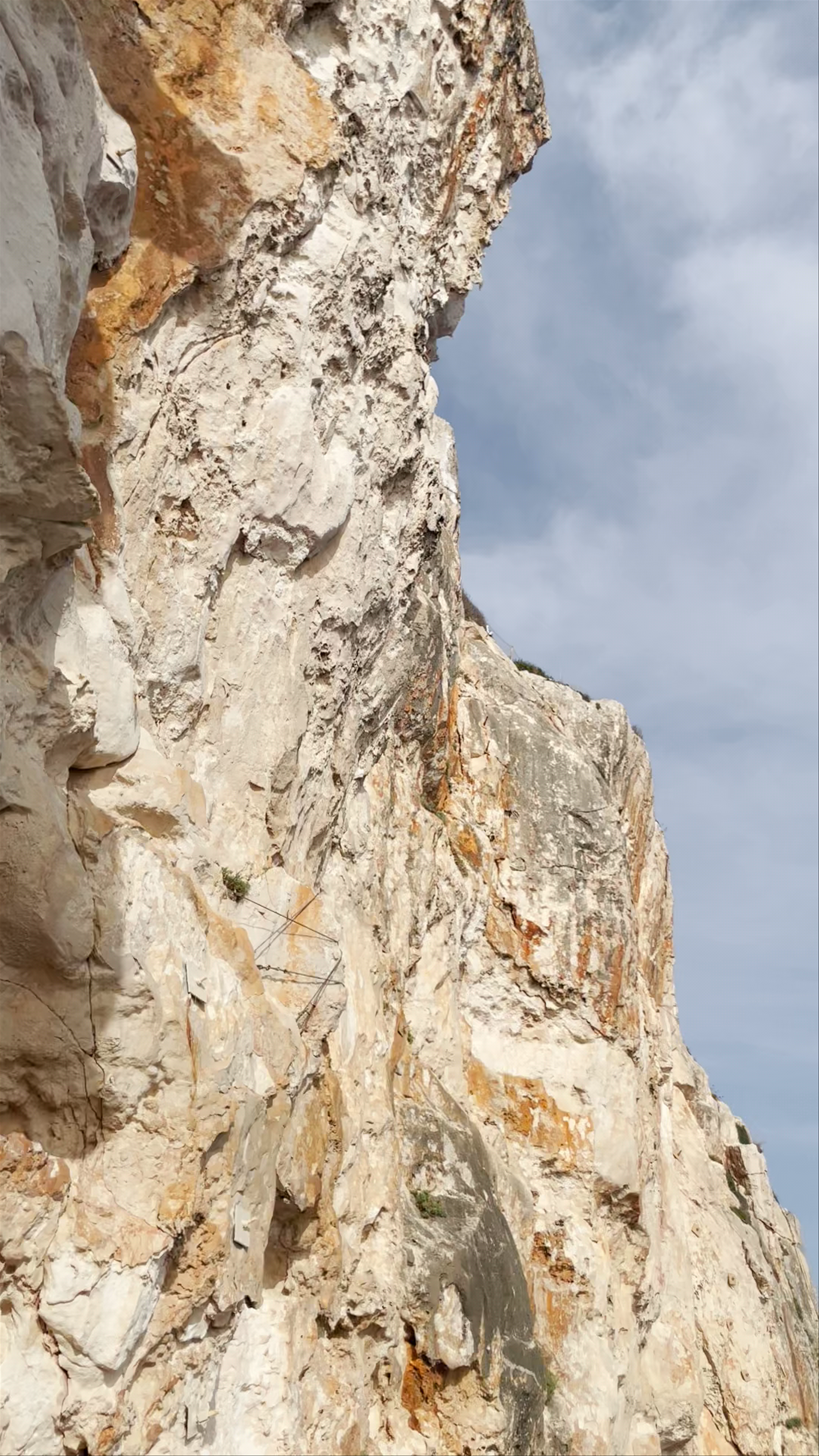 Cova d'en Xoroi: Cliffside Sunset Vibes in Cala en Porter