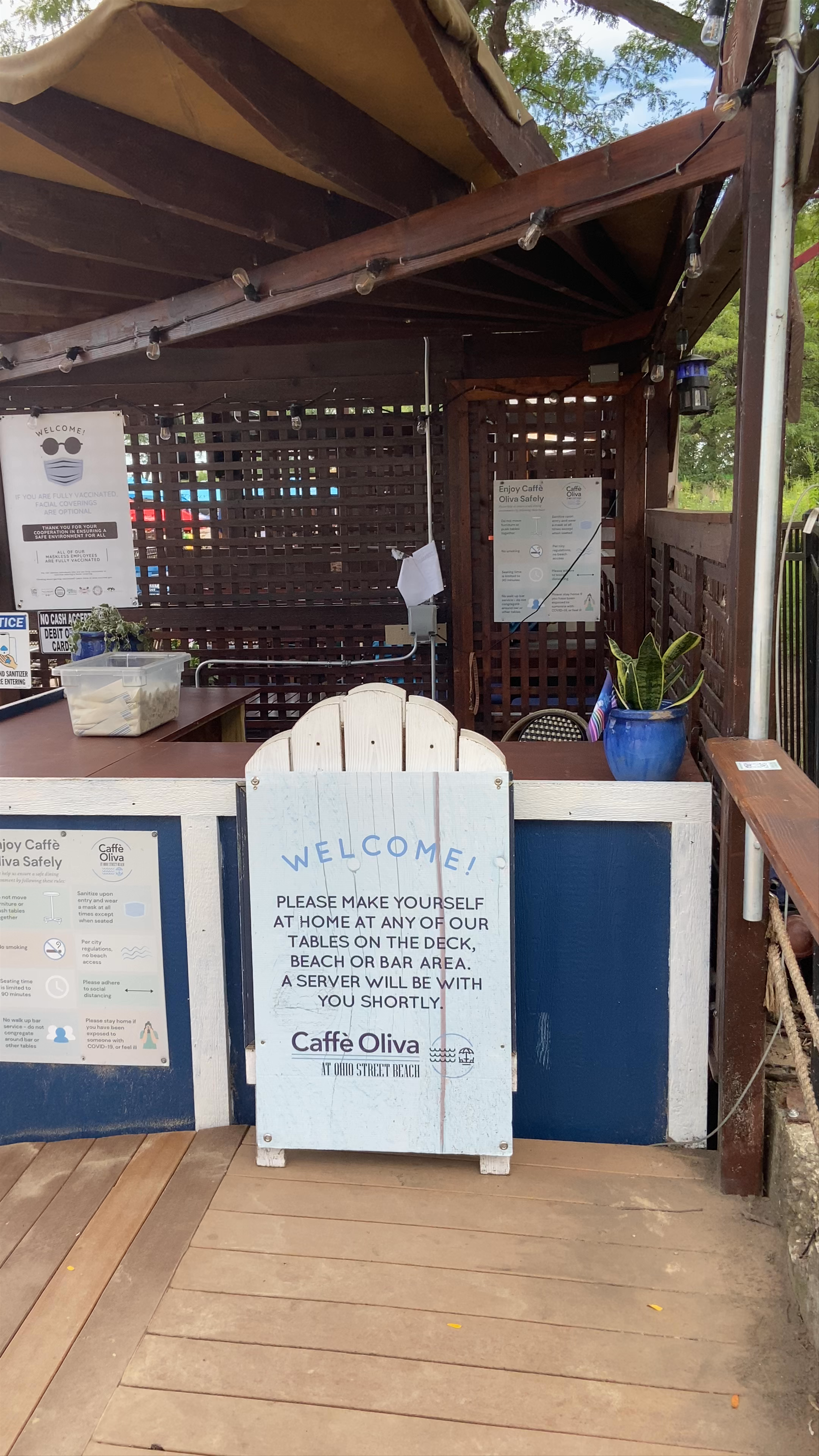 Caffè Oliva at Ohio Street Beach, Chicago: Relaxing Beachfront Dining Experience