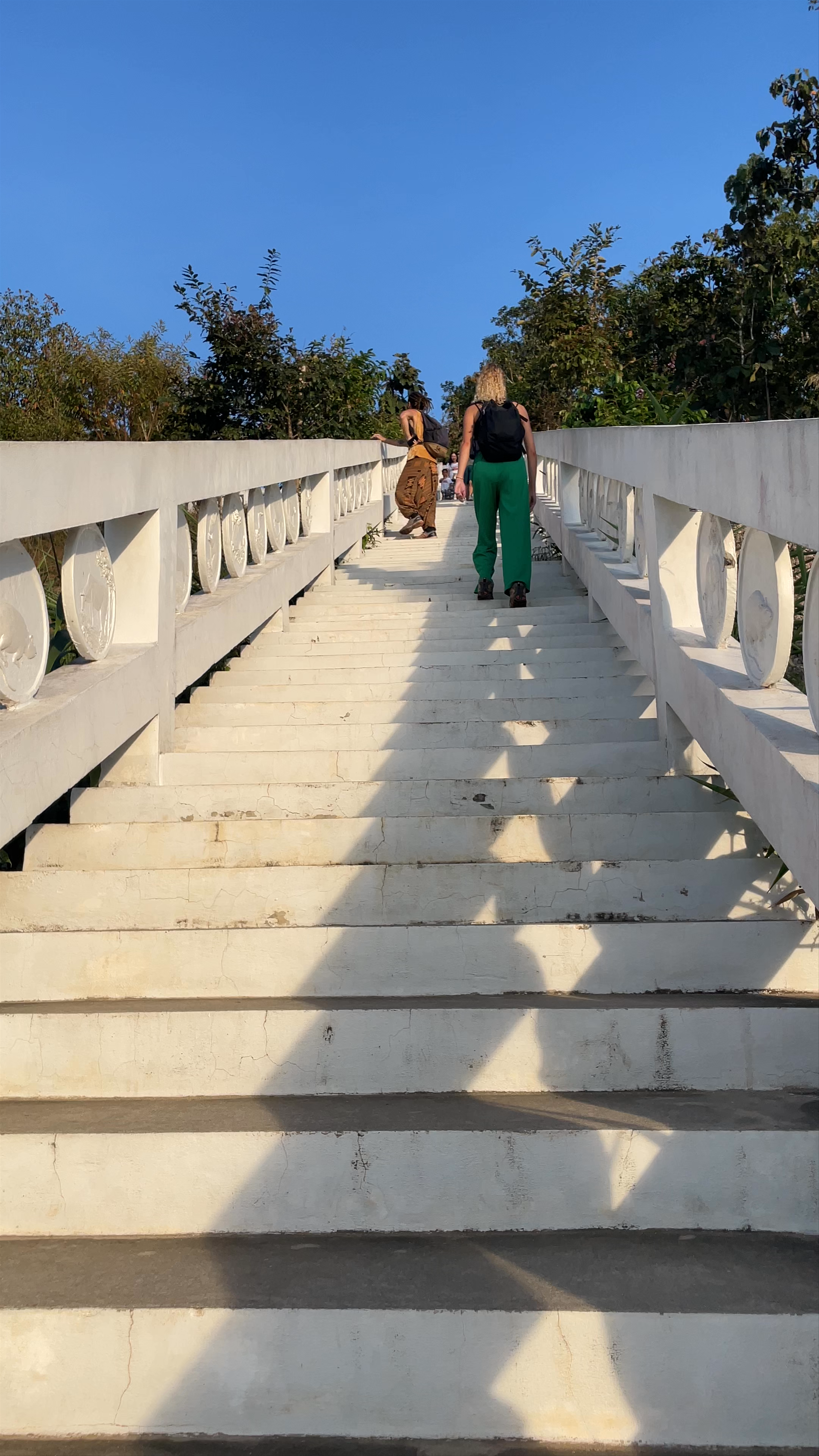 Chedi Phra That Mae Yen: Serene Climb & Mountain Views in Pai, Thailand