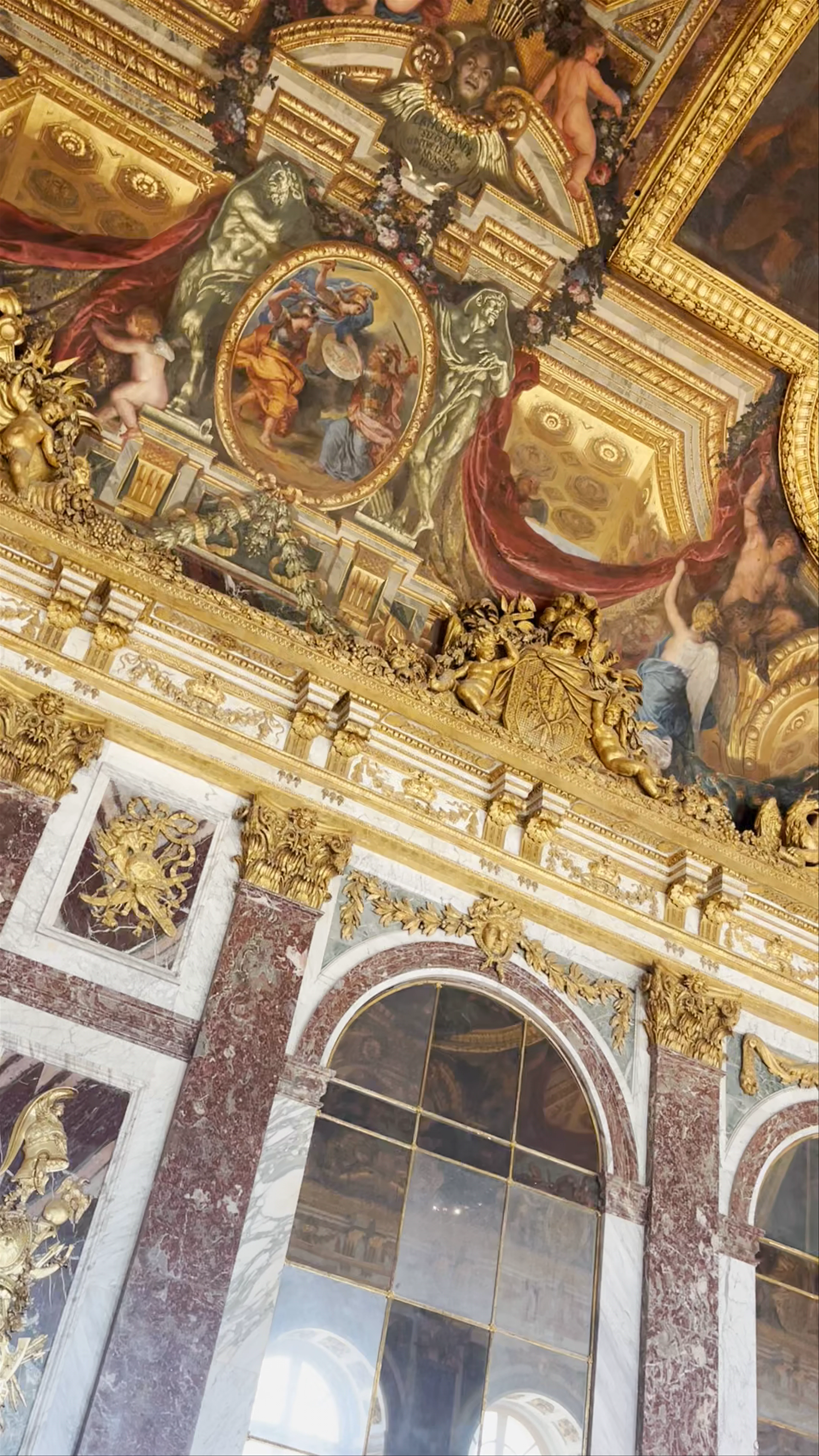 La Galerie des Glaces, Place d'Armes
