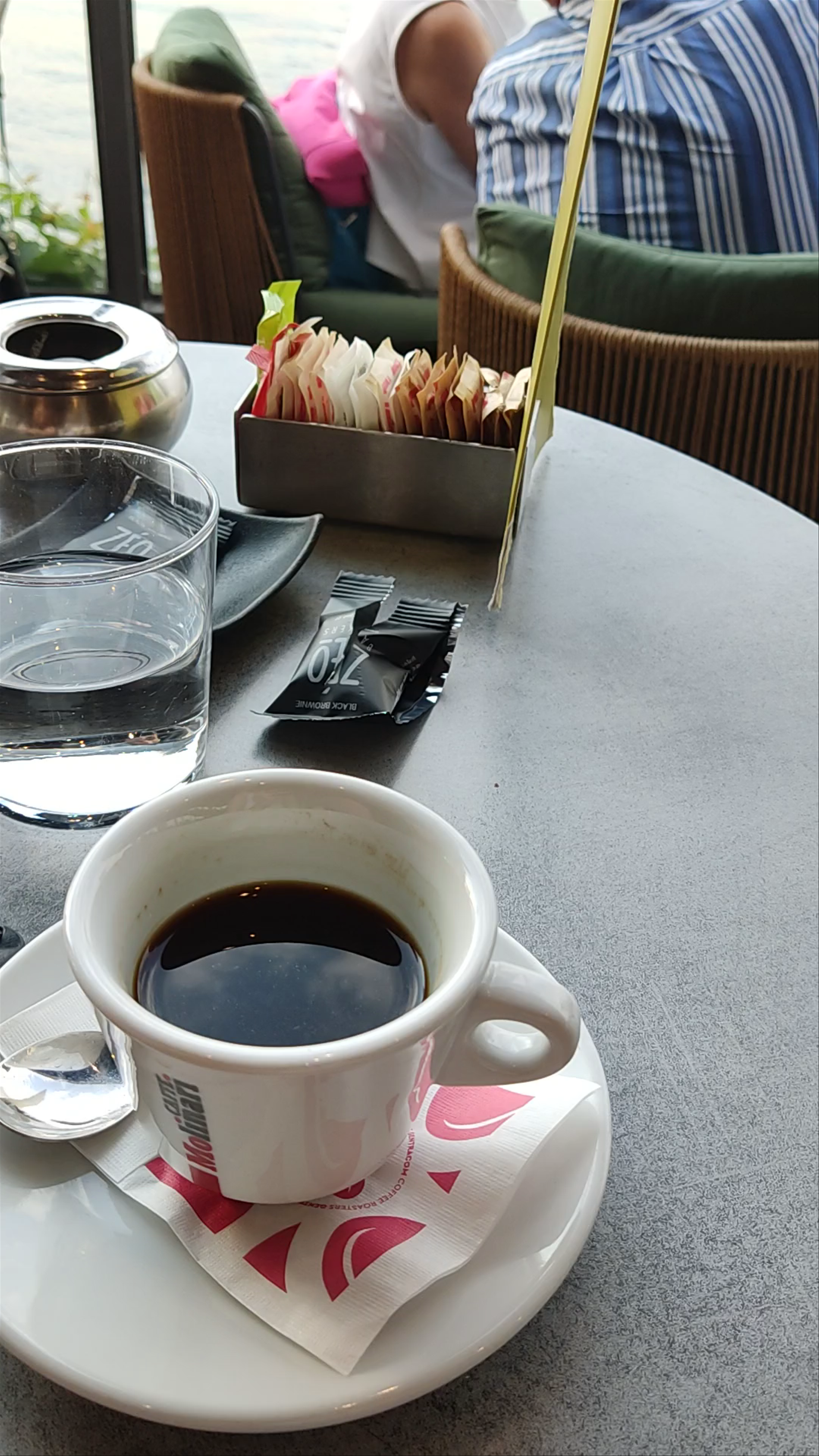 Les Zazous: Serene Waterfront Café Experience in Kalamaria, Greece