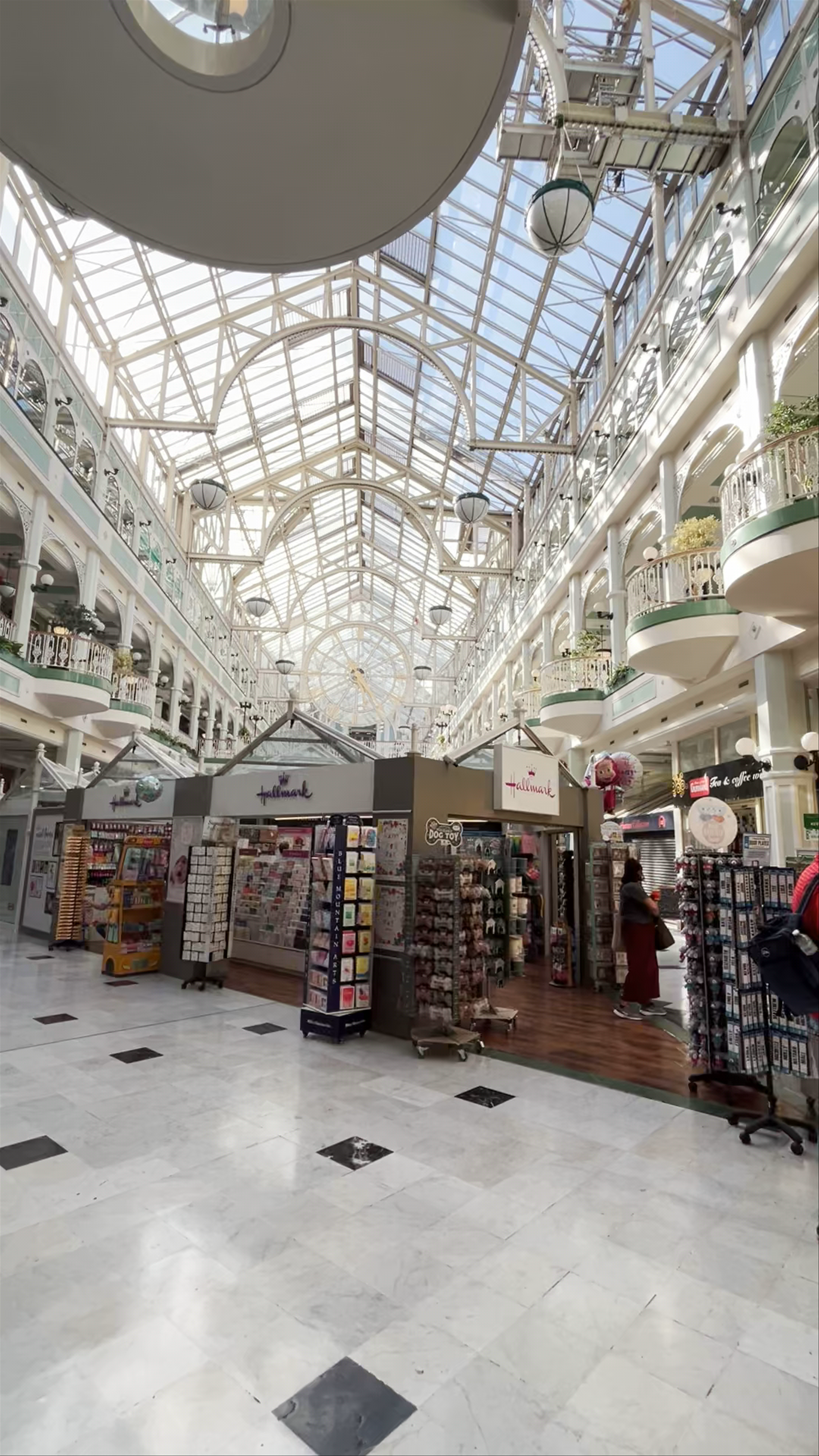 Stephen's Green Shopping Centre: Architecturally Stunning Retail Experience in Dublin