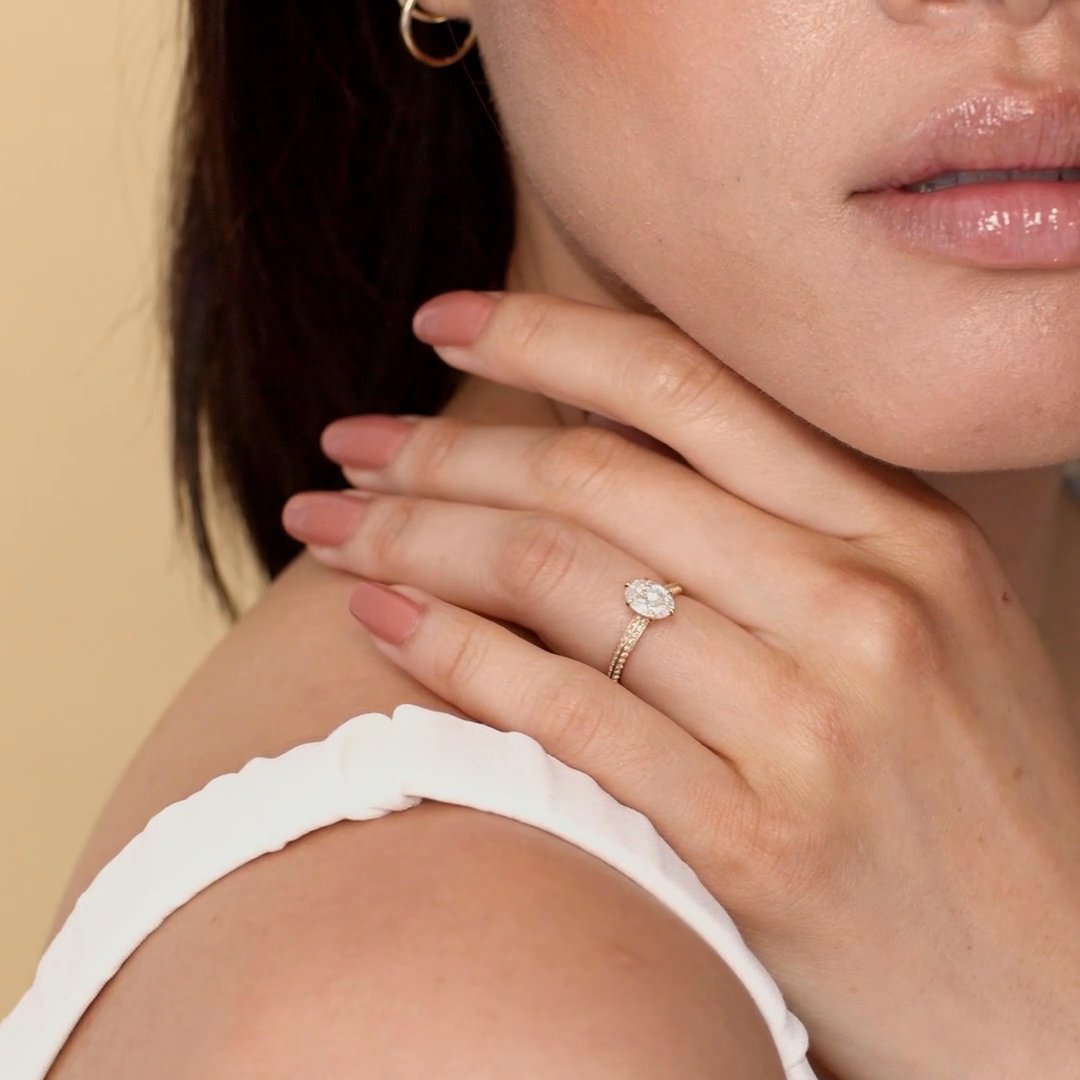 The Knife-Edge | Oval | 18k | White Gold | bandAccent: Pavé | hiddenHalo: no | diamondOrientation: vertical | caratWeight: other