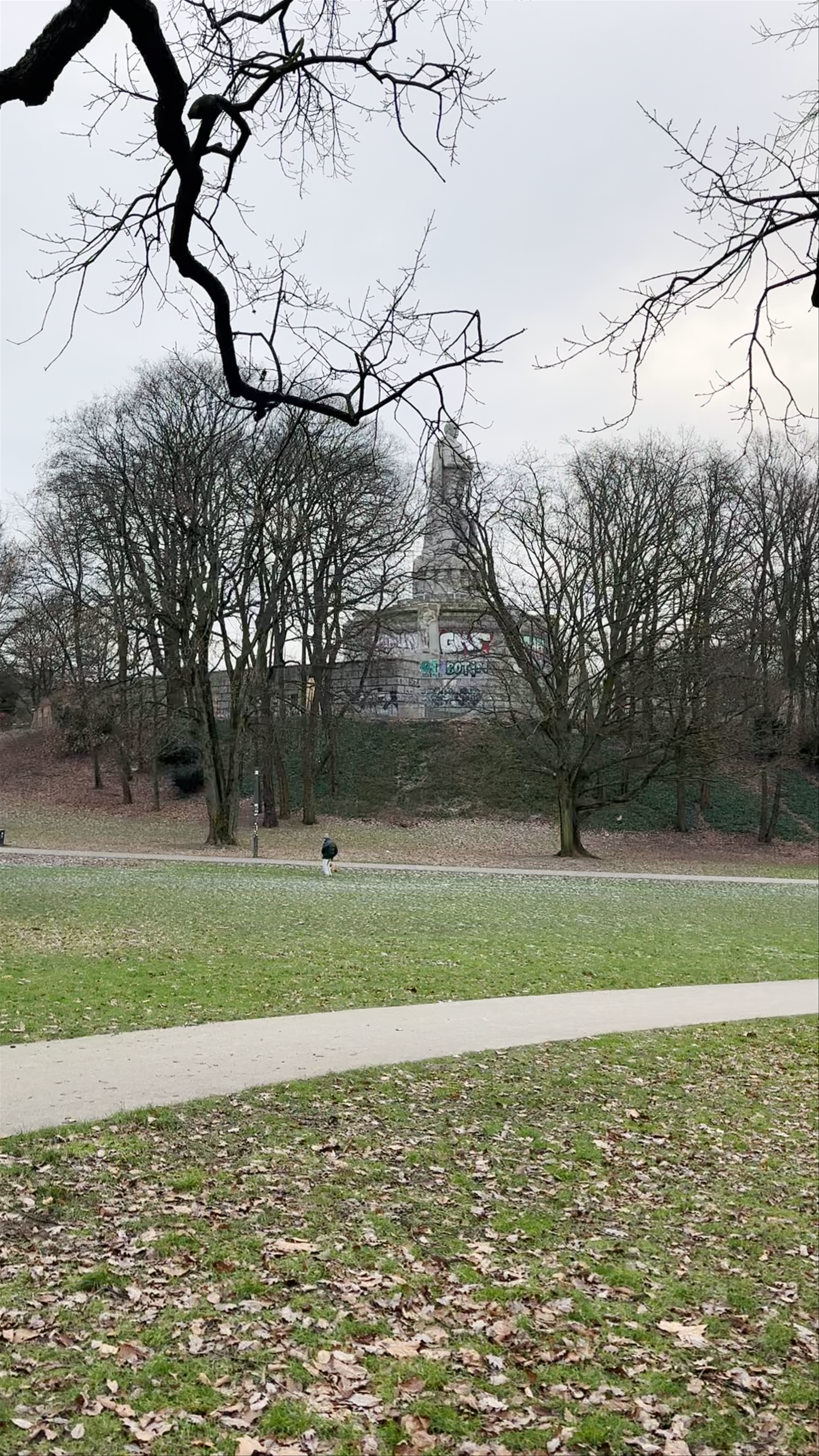 Monumento a Bismarck in Hamburg: A Historic Landmark Amidst Winter Peace