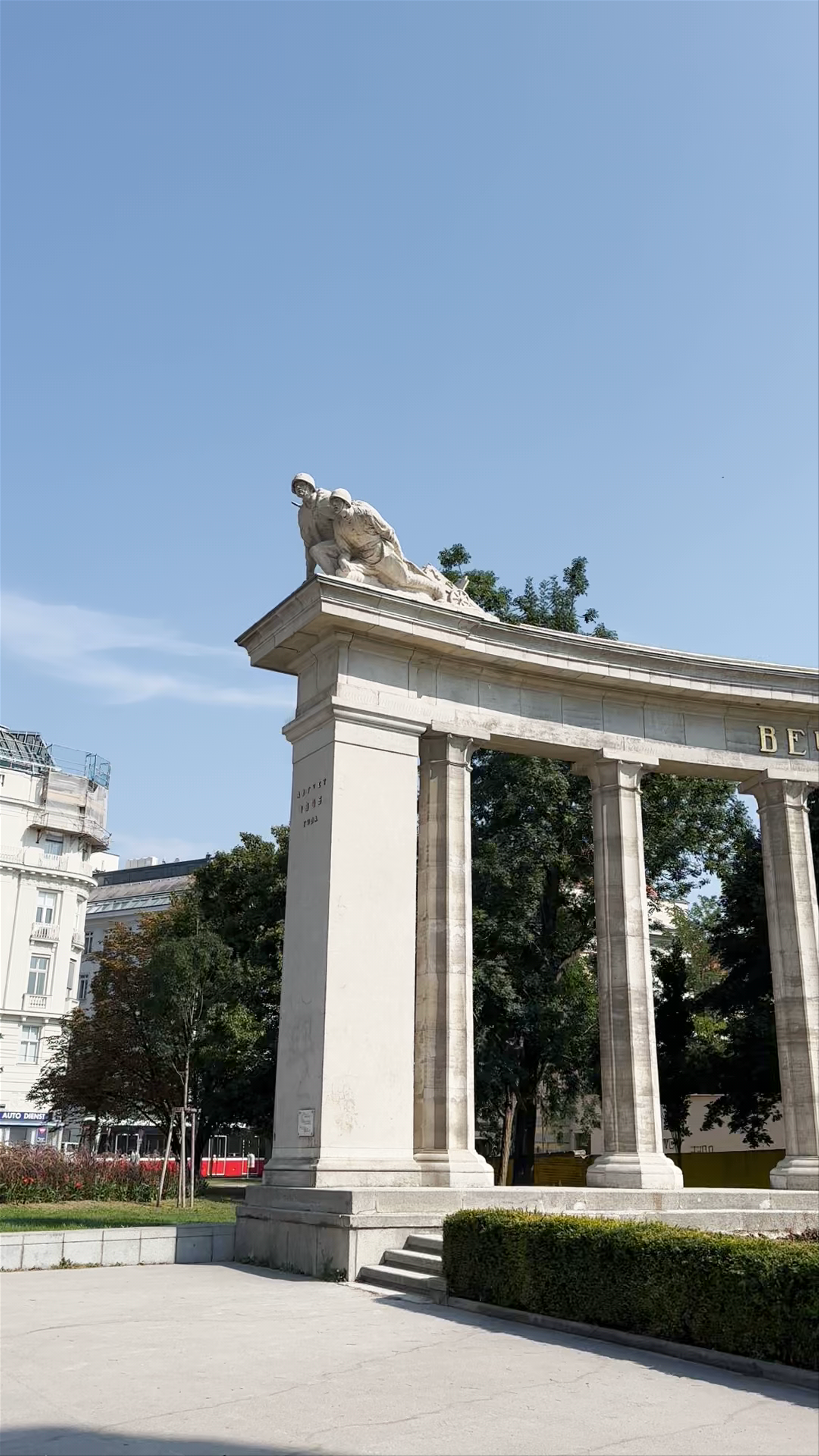 Monumento a los Héroes del Ejército Rojo - A Majestic Historical Tribute in Vienna