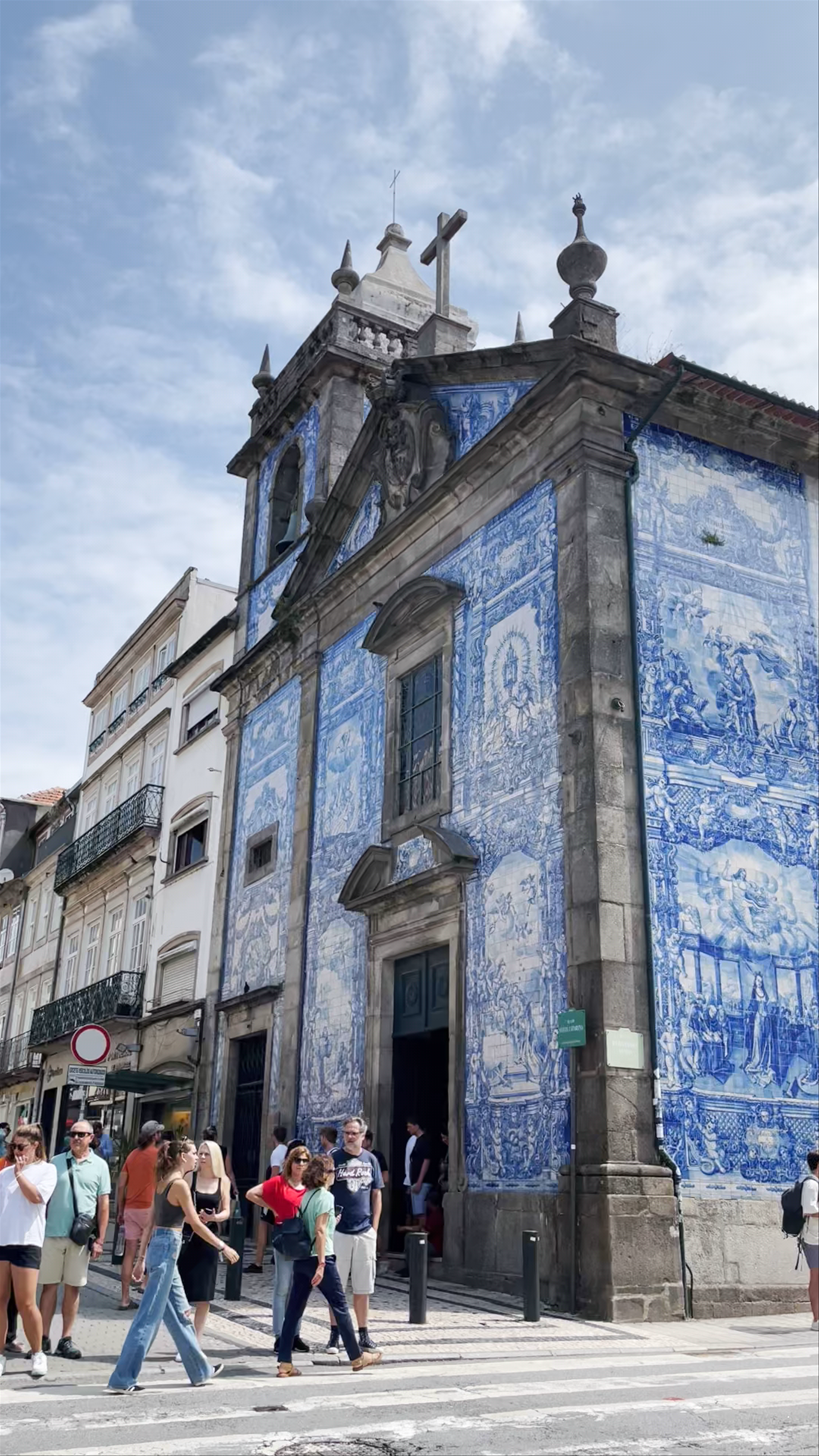 Capela das Almas: Iconic Azulejo Art in Porto's Historic Heart