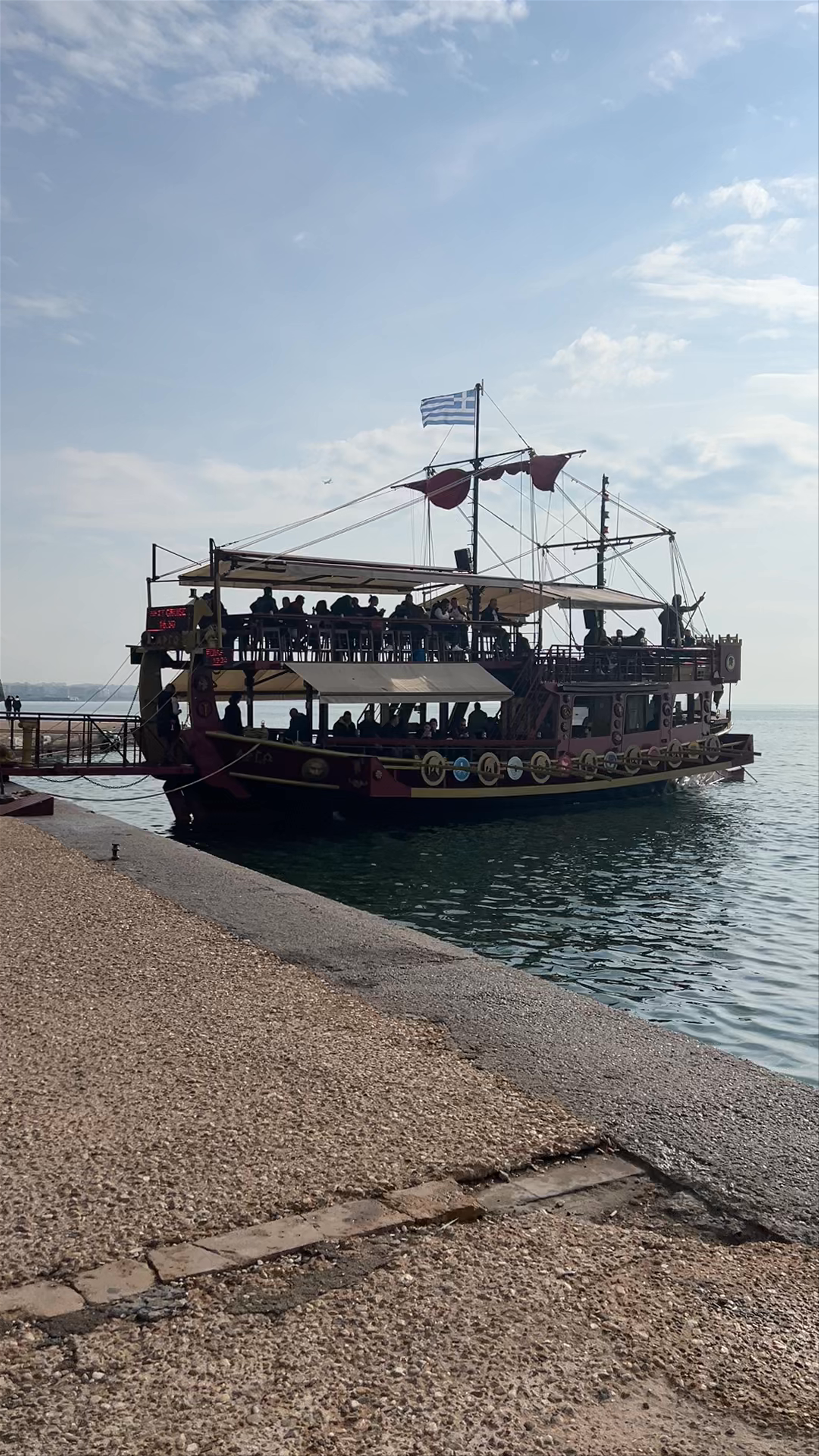 Κλειώ Cruise Bar (Tiki Boat) at Thessaloniki Waterfront
