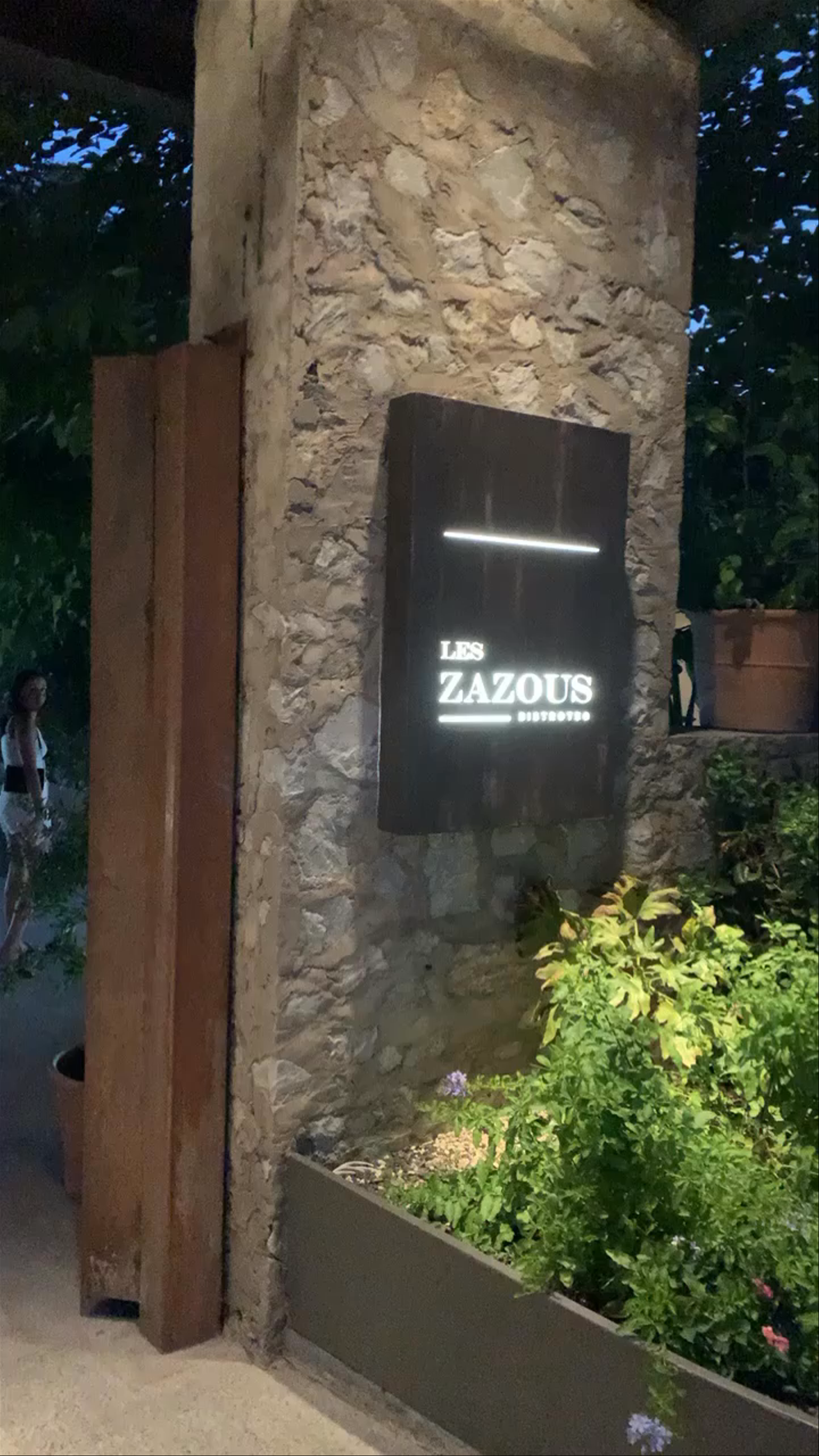 Les Zazous: Chic Evening Vibes in Kalamaria, Greece