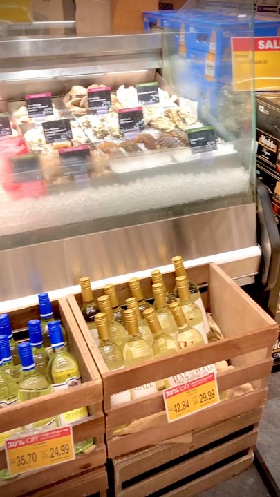 Raley's - Nice seafood display - Grocery Near Me - Napa, California
