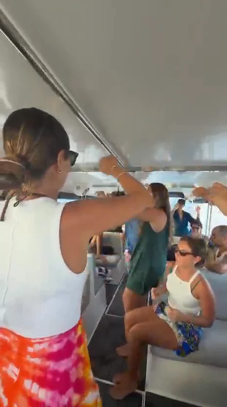 Video 1 · Martina · Maldivas Beach Life: relax, deportes acuáticos y baño con delfines
