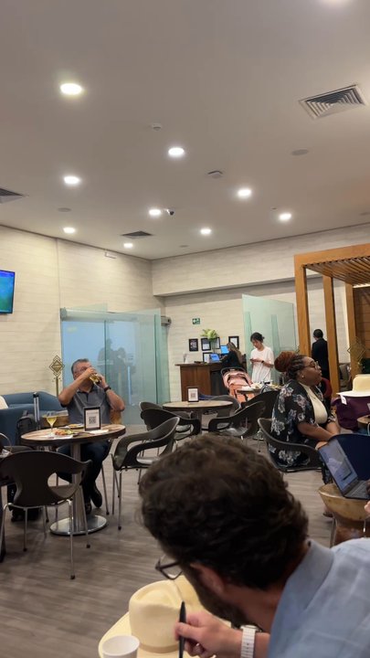 Mera Business Lounge - Just an overview of how many people were in when we were told it is completely sold out and there is 3 hour wait list. Ridiculous. - Airport Lounges Near Me - Cancún, ROO