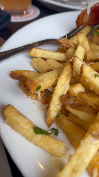 Pub Republic - Chipotle Burger - Gastropubs Near Me - Petaluma, California