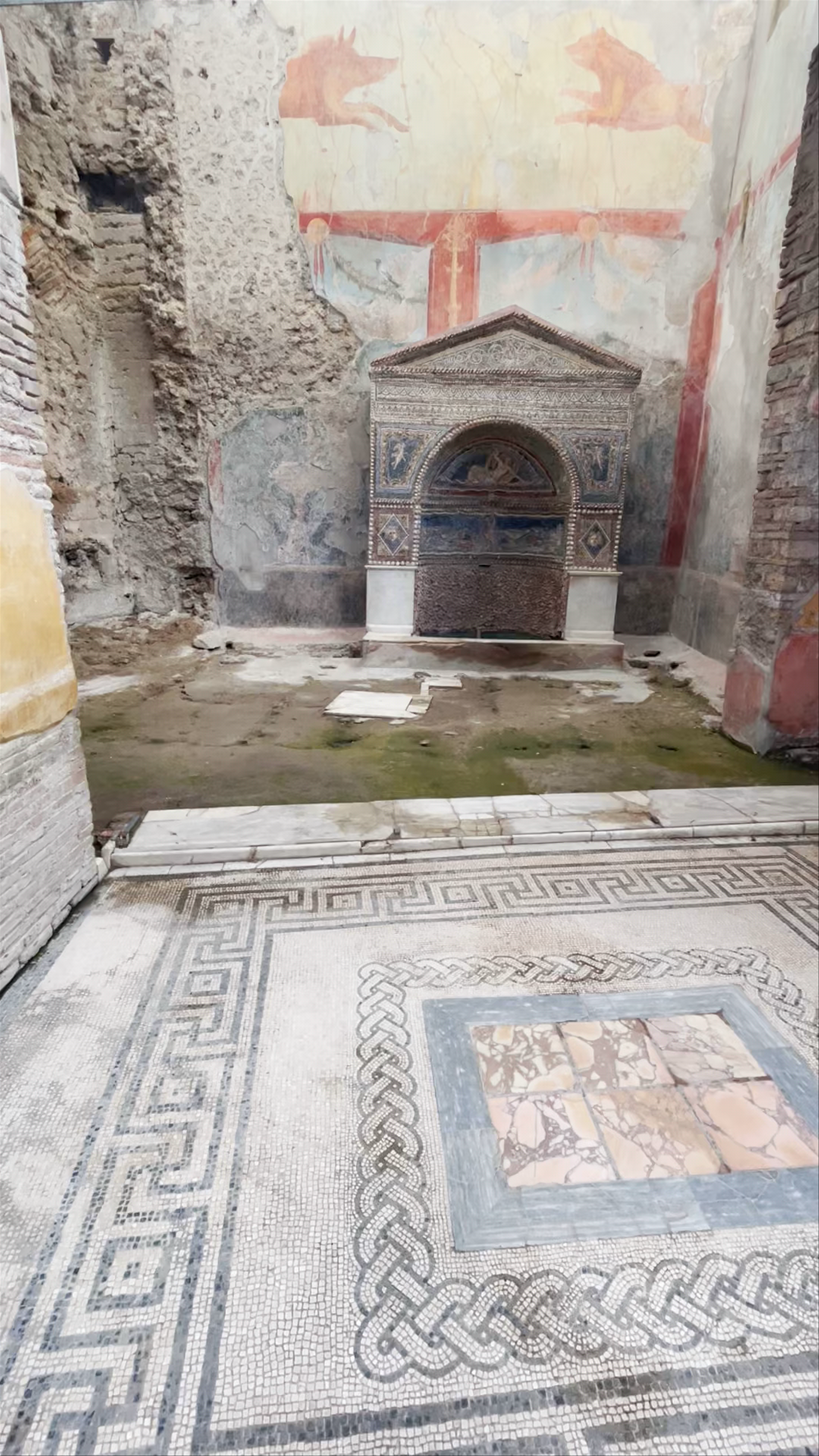 Casa dell'Orso Ferito: Ancient Roman Splendor in Pompeii