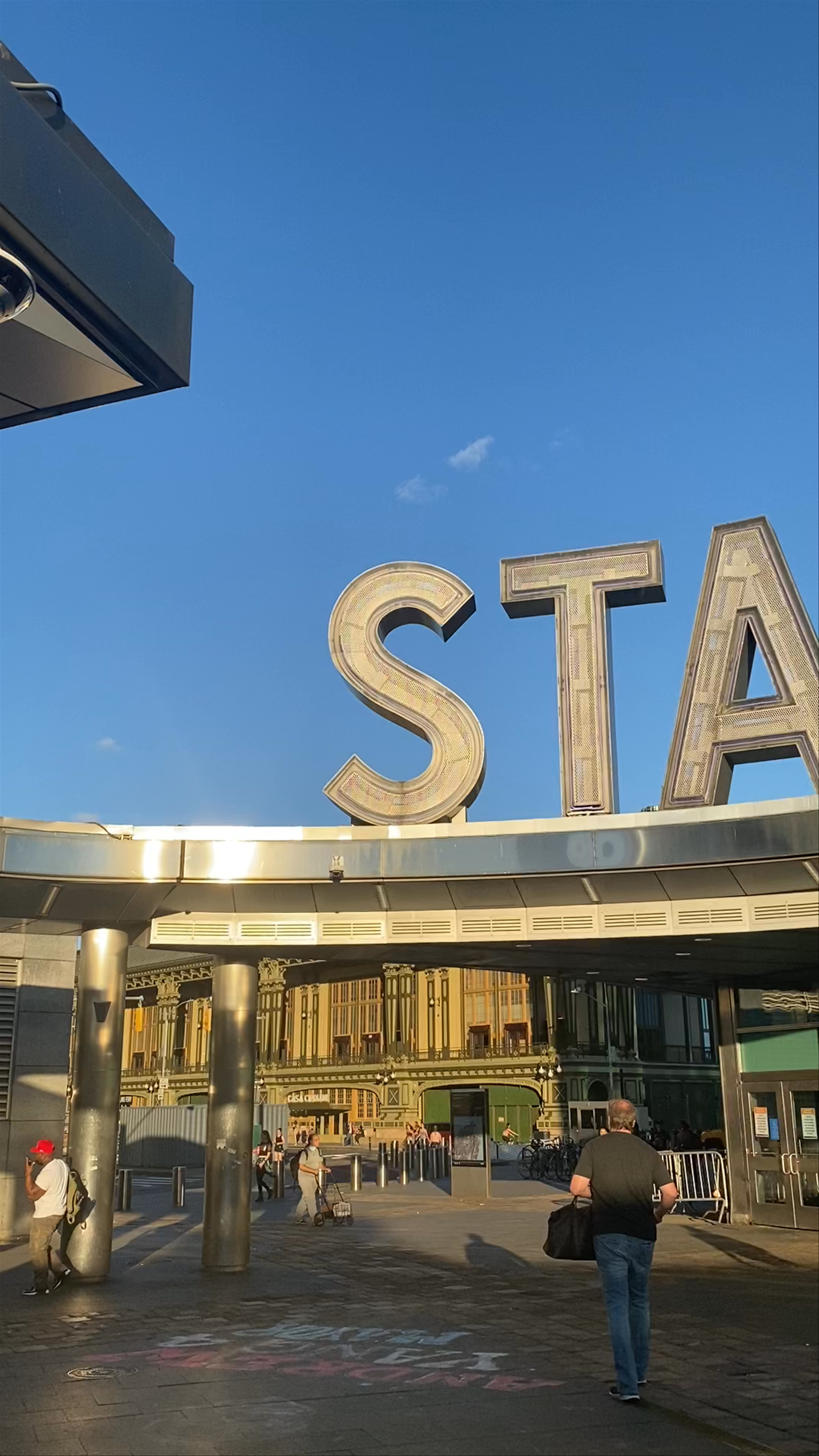 Staten Island Ferry Terminal Bar: Iconic Gateway in New York