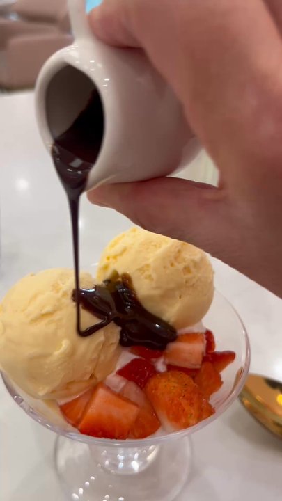 Mango Mango Dessert - I02 Vanilla Strawberry Sundae w. Chocolate Syrup - Desserts Near Me - Henderson, Nevada