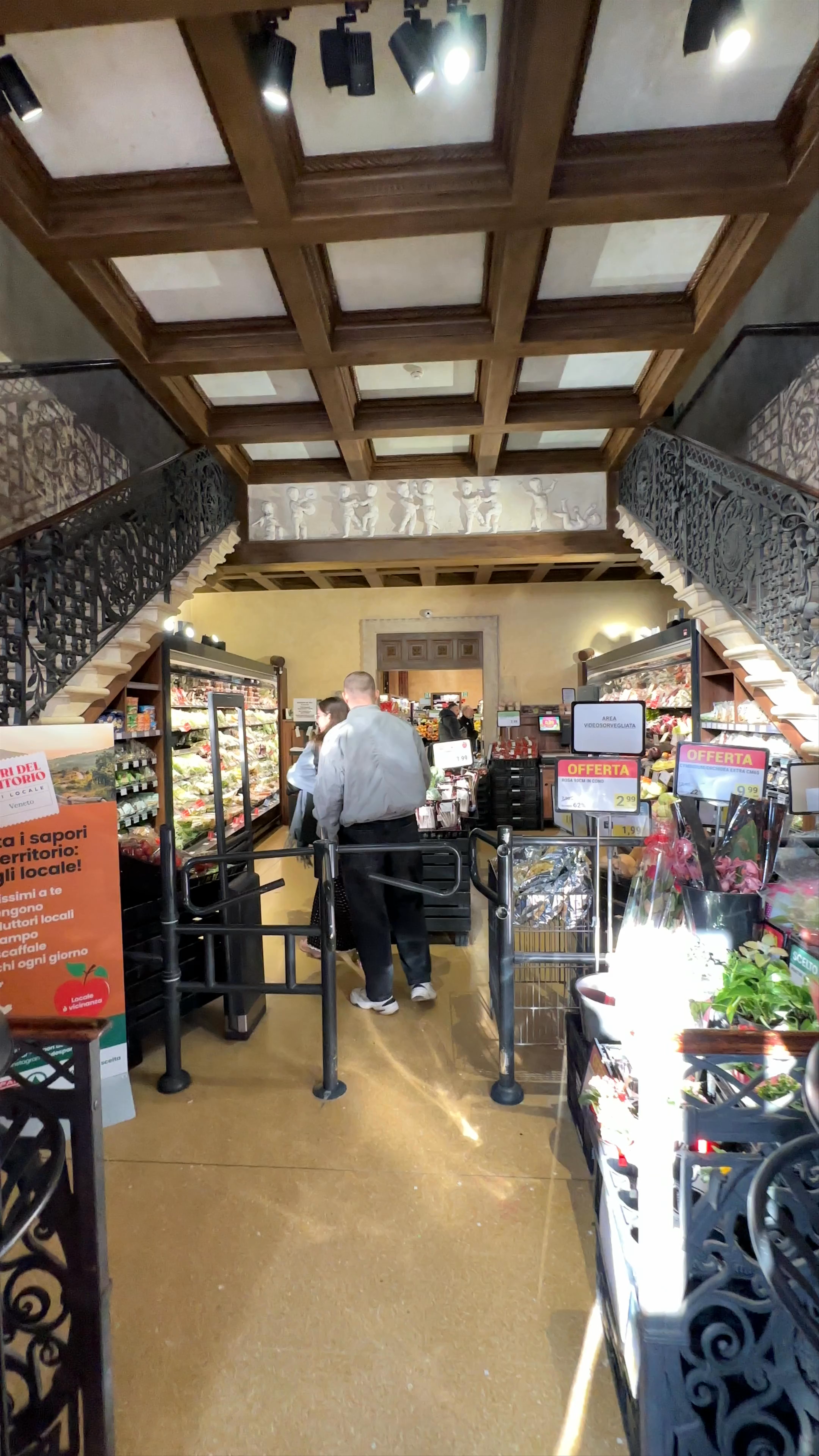 DESPAR Teatro Italia: A Unique Shopping Experience in Venice