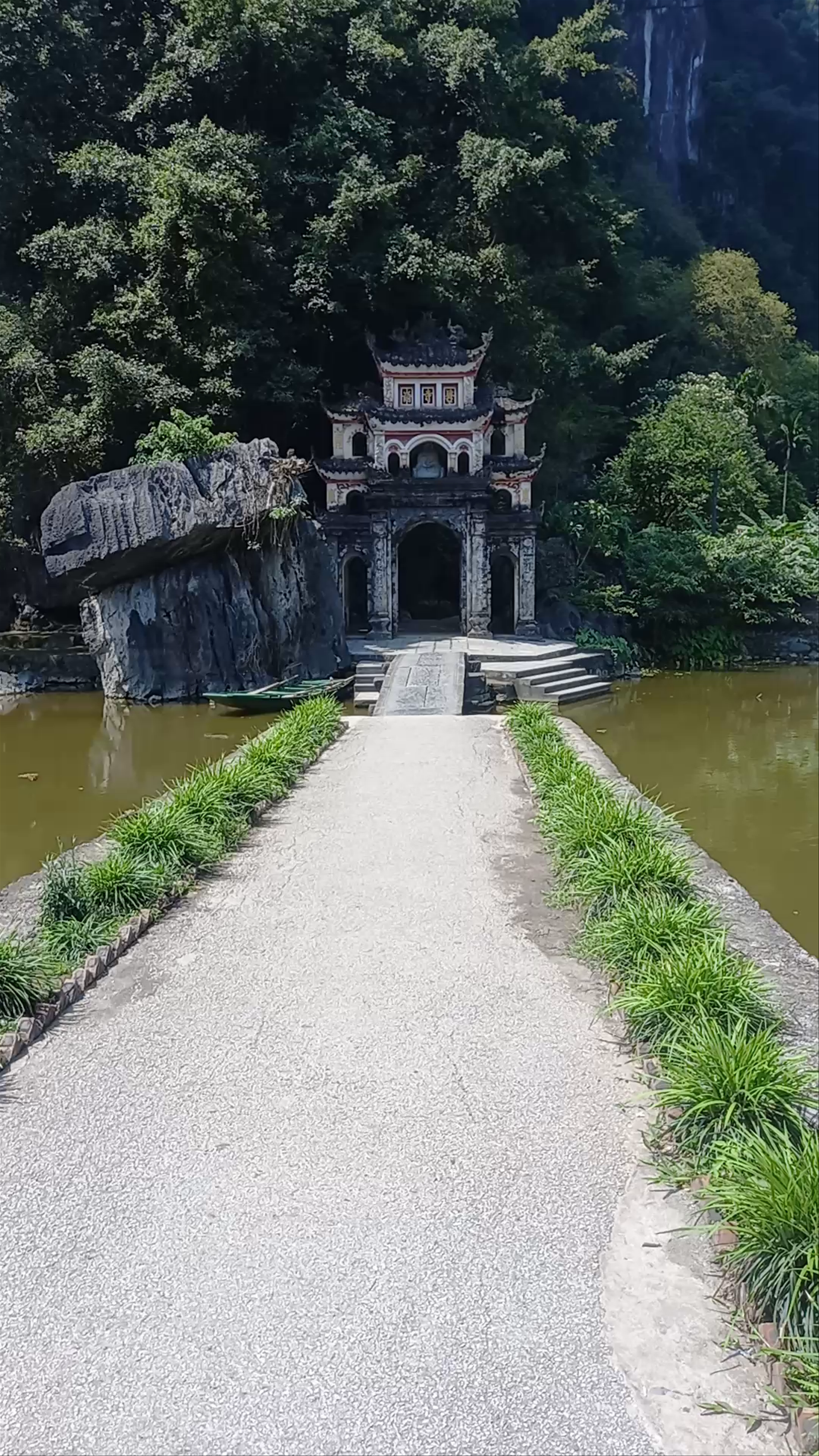 Đầm sen Bích Động