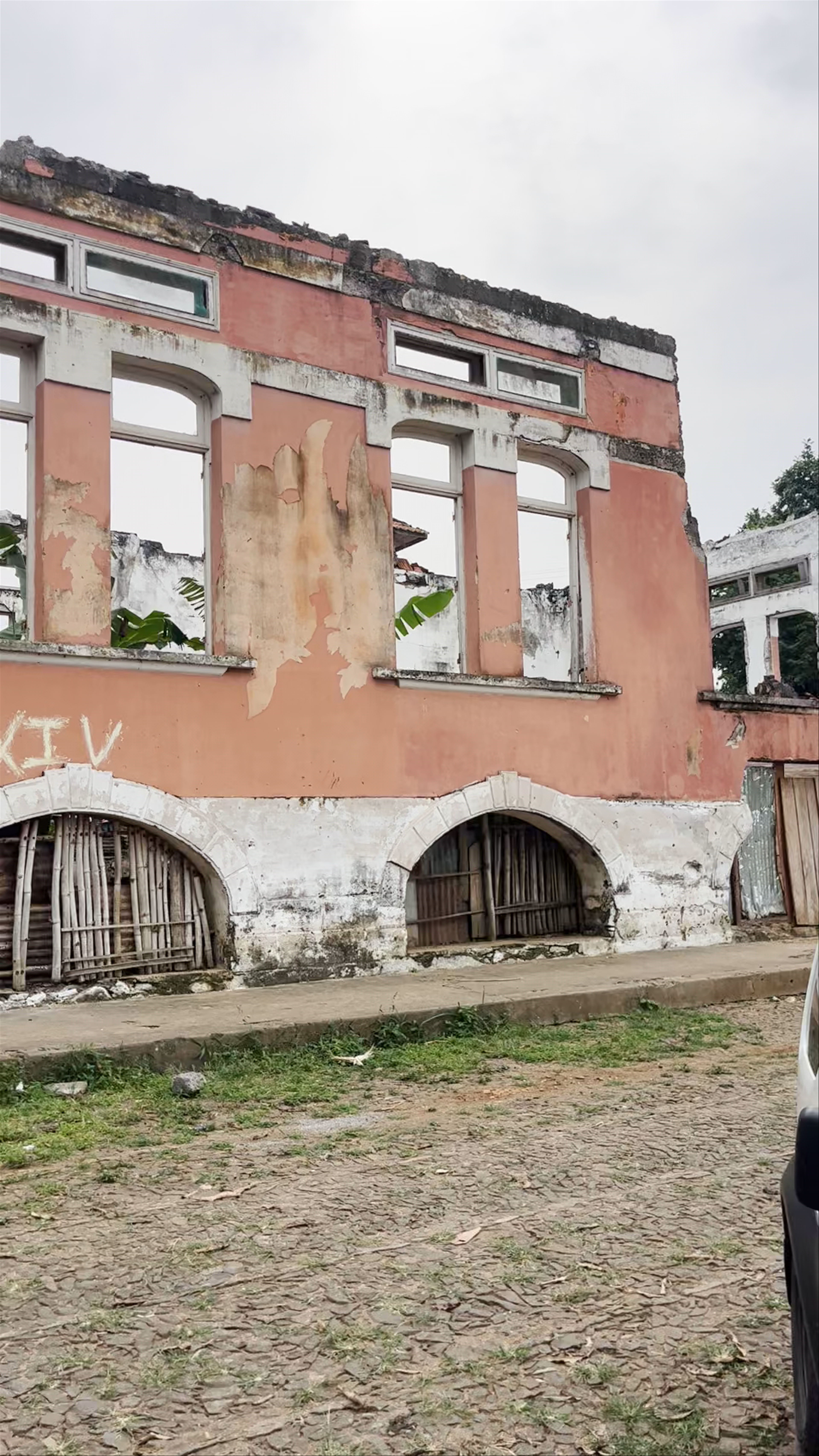 Ruínas do Hospital Agostinho Neto