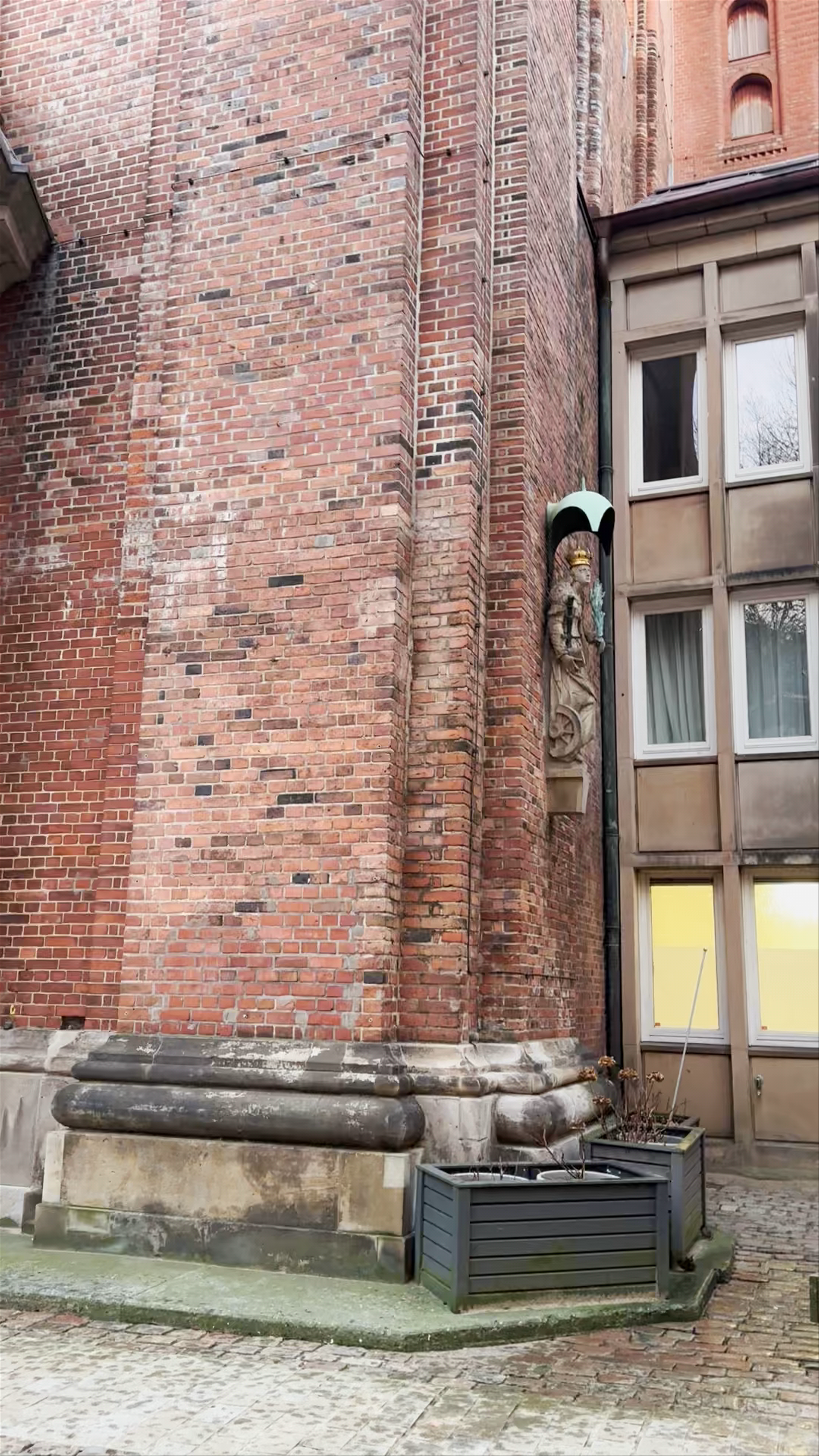 Iglesia de Santa Catalina: Historic Brick Masterpiece in Hamburg
