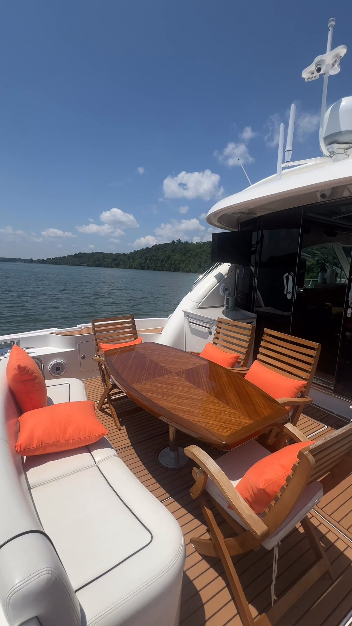 The 2007 Sea Ray 60 Sundancer is a luxury sport ya...