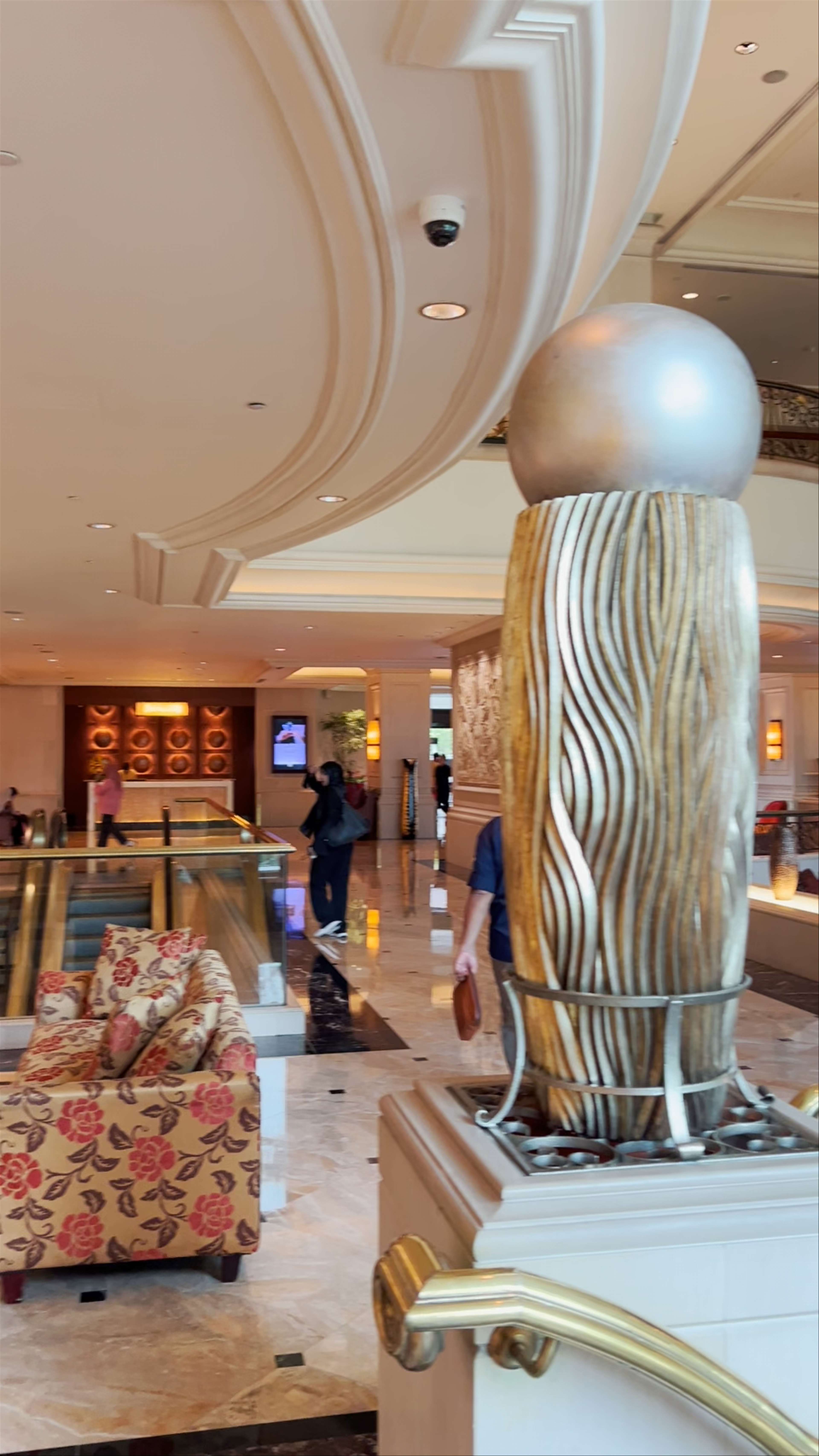 Shangri-La Jakarta Luxury Hotel Lobby Experience