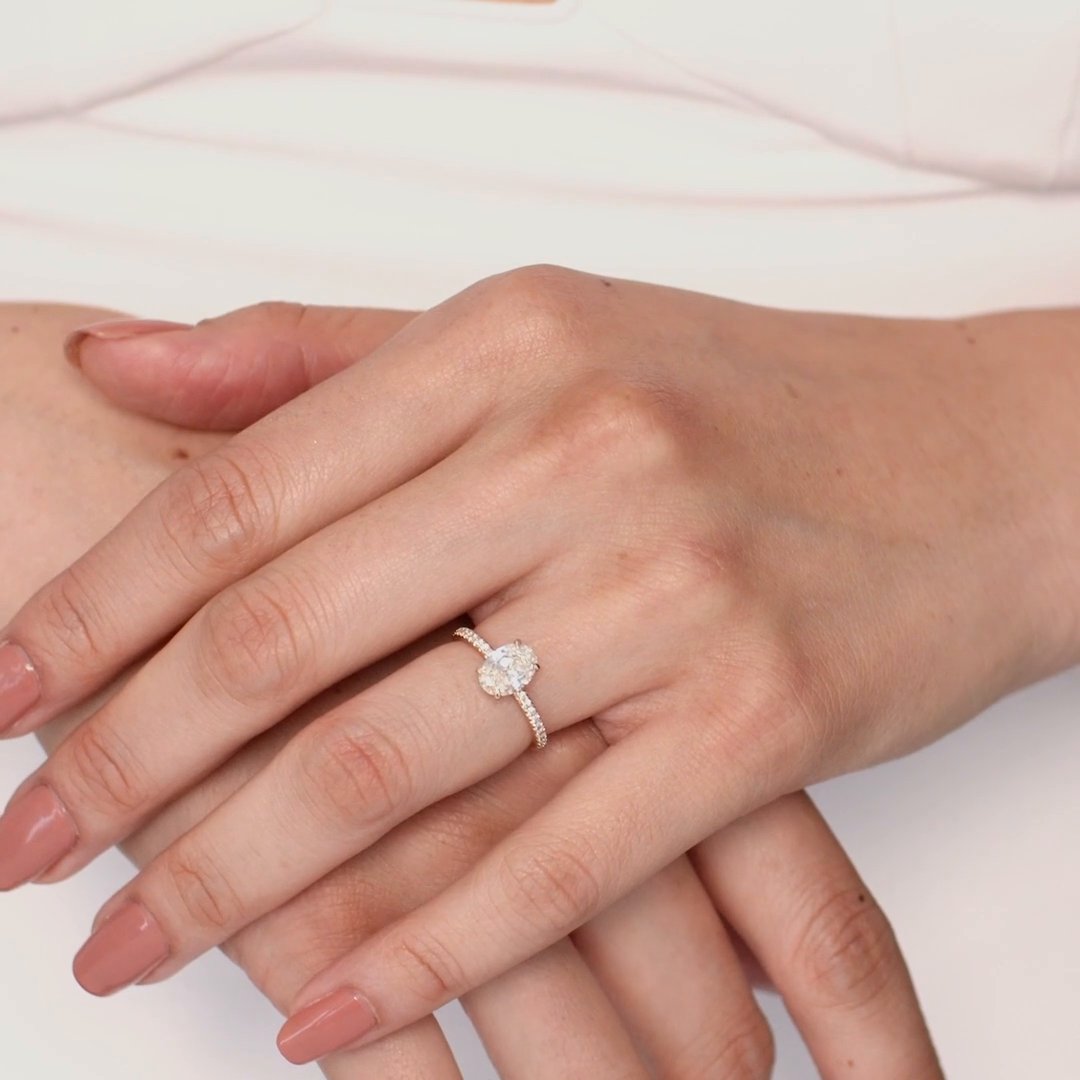 The Signature | Oval | Platinum | bandAccent: Pavé | bandWidth: standard | hiddenHalo: no | diamondOrientation: vertical | caratWeight: other