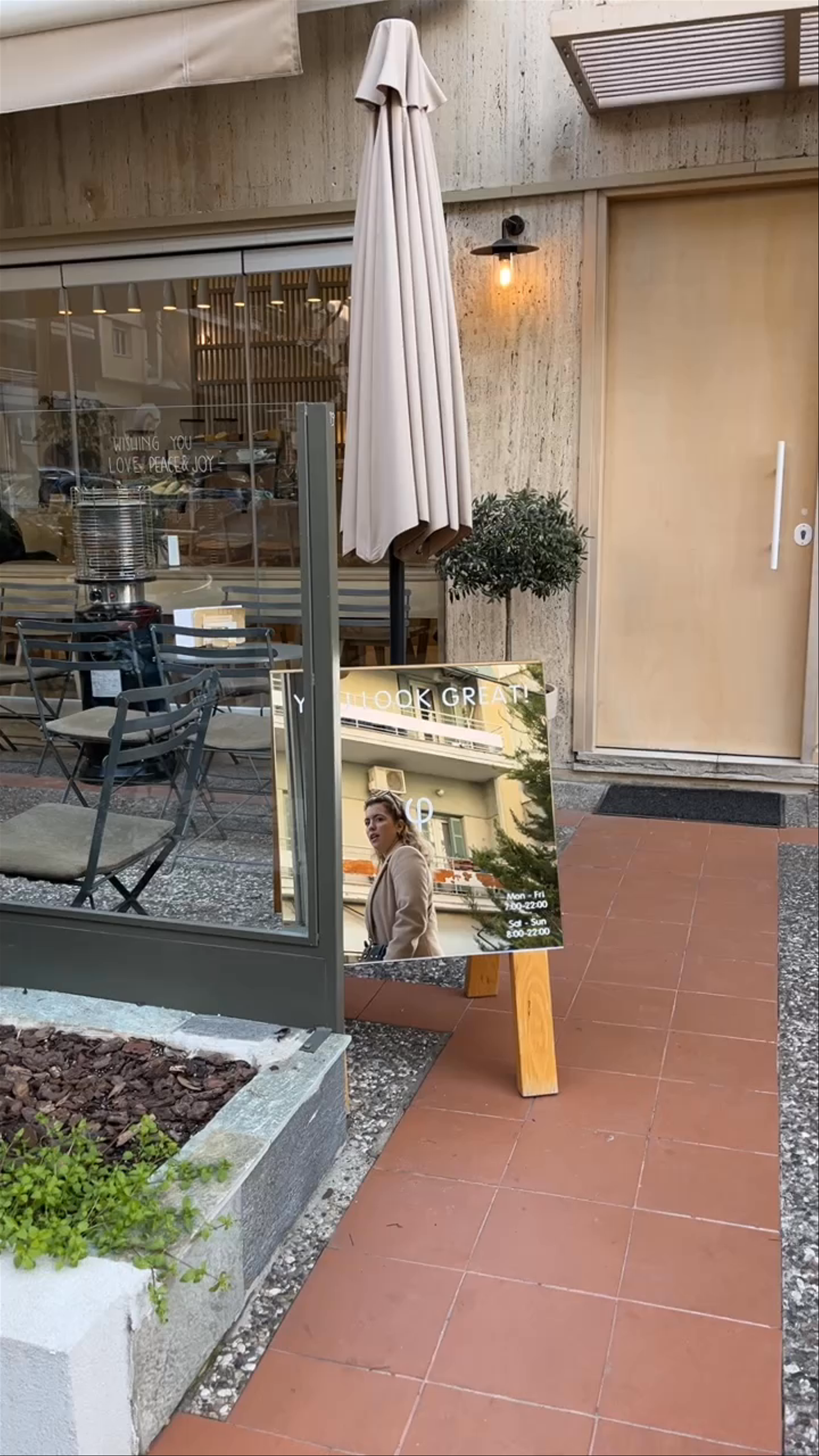 φλόου Microroastery: Cozy Coffee Vibes in Veria, Greece
