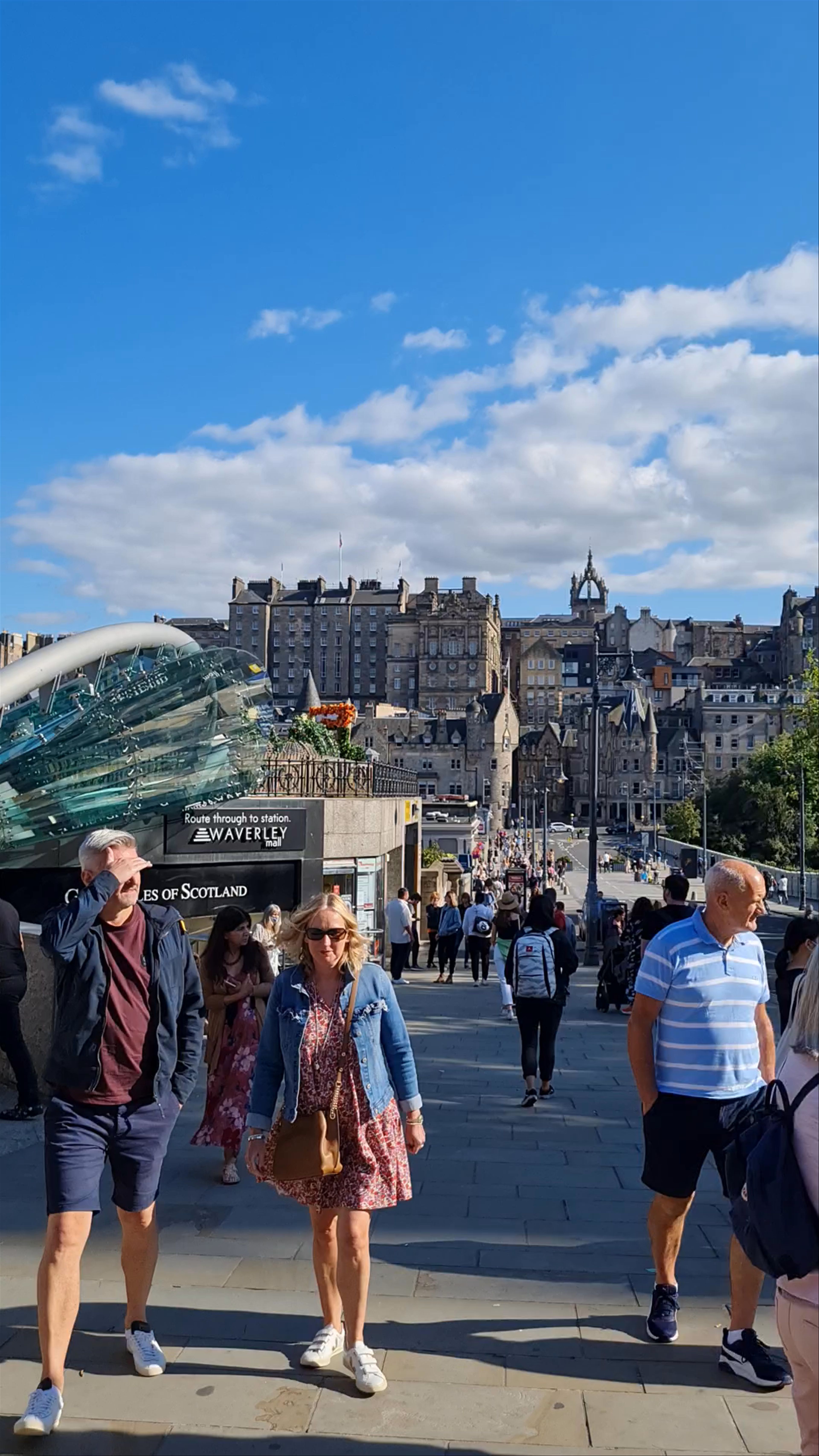Waverley Bridge Walk: Vibrant Scenes in Edinburgh, UK