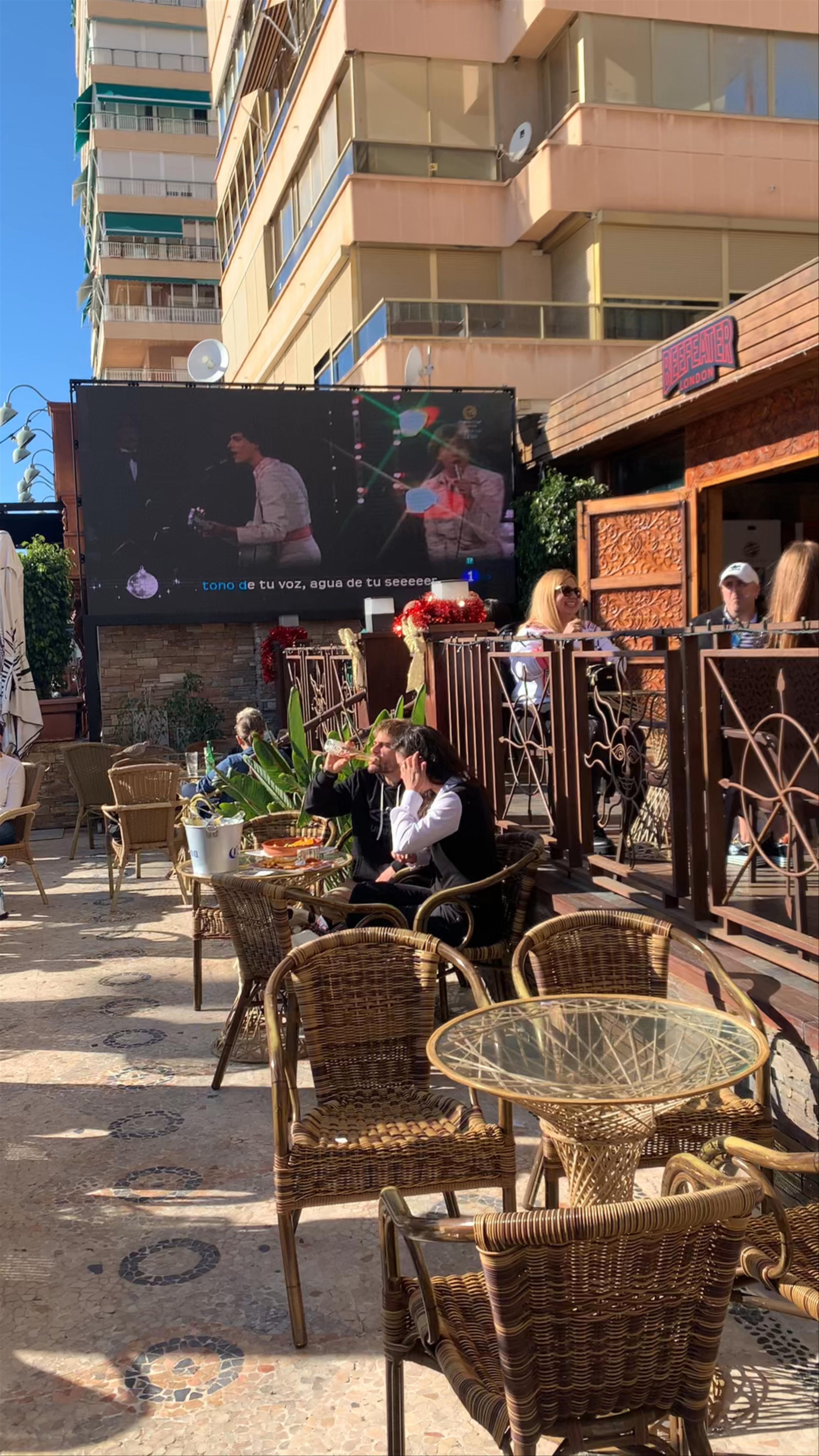Ku Lounge Cafe: Sunlit Beachfront Vibes in Benidorm