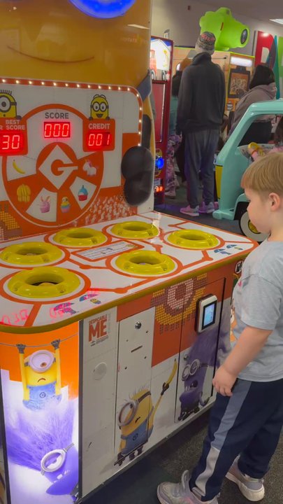 Chuck E. Cheese - Minion game - Pizza Near Me - Skokie, Illinois
