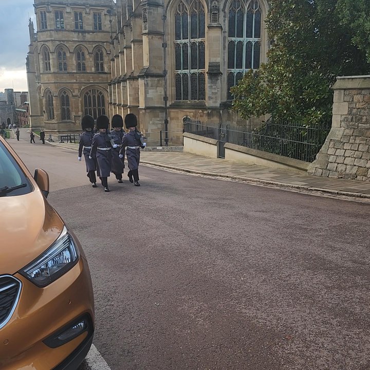 Windsor Castle - Make sure not to stand on their way ! - Castles Near Me