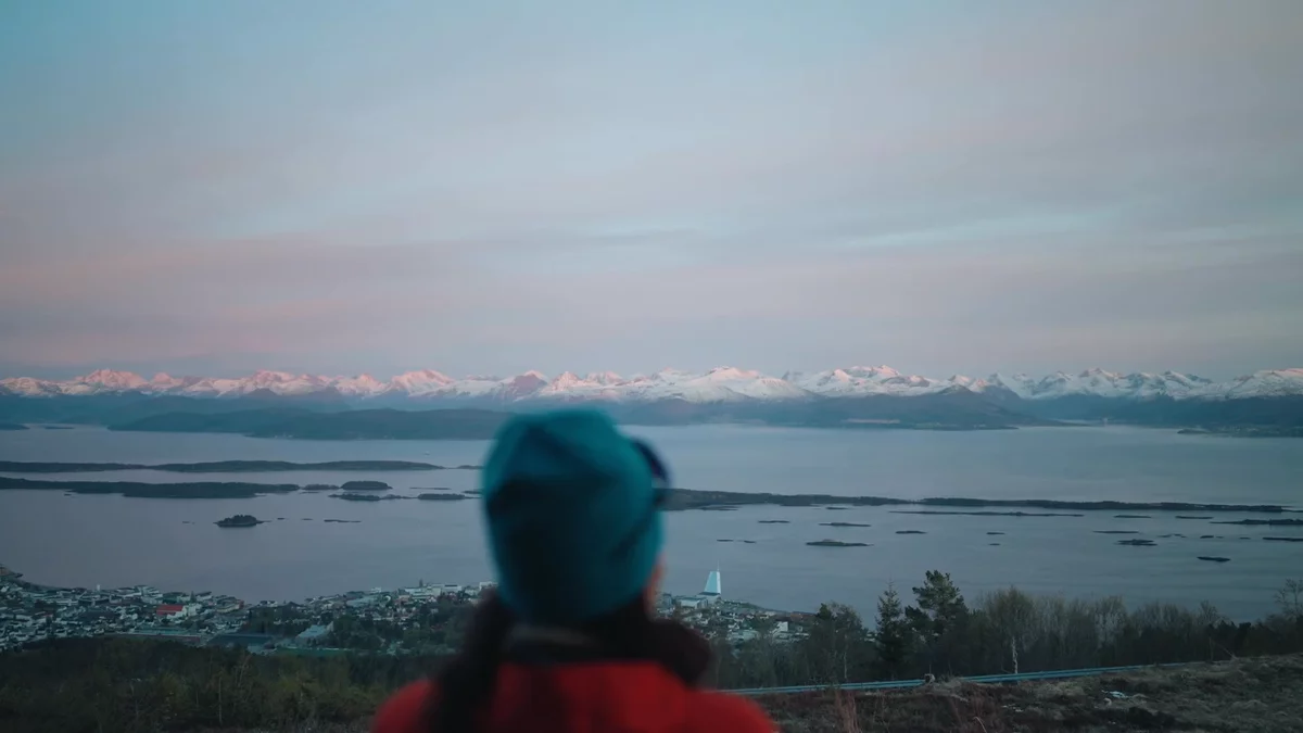 Two people walking to Varden in Moldemarka 