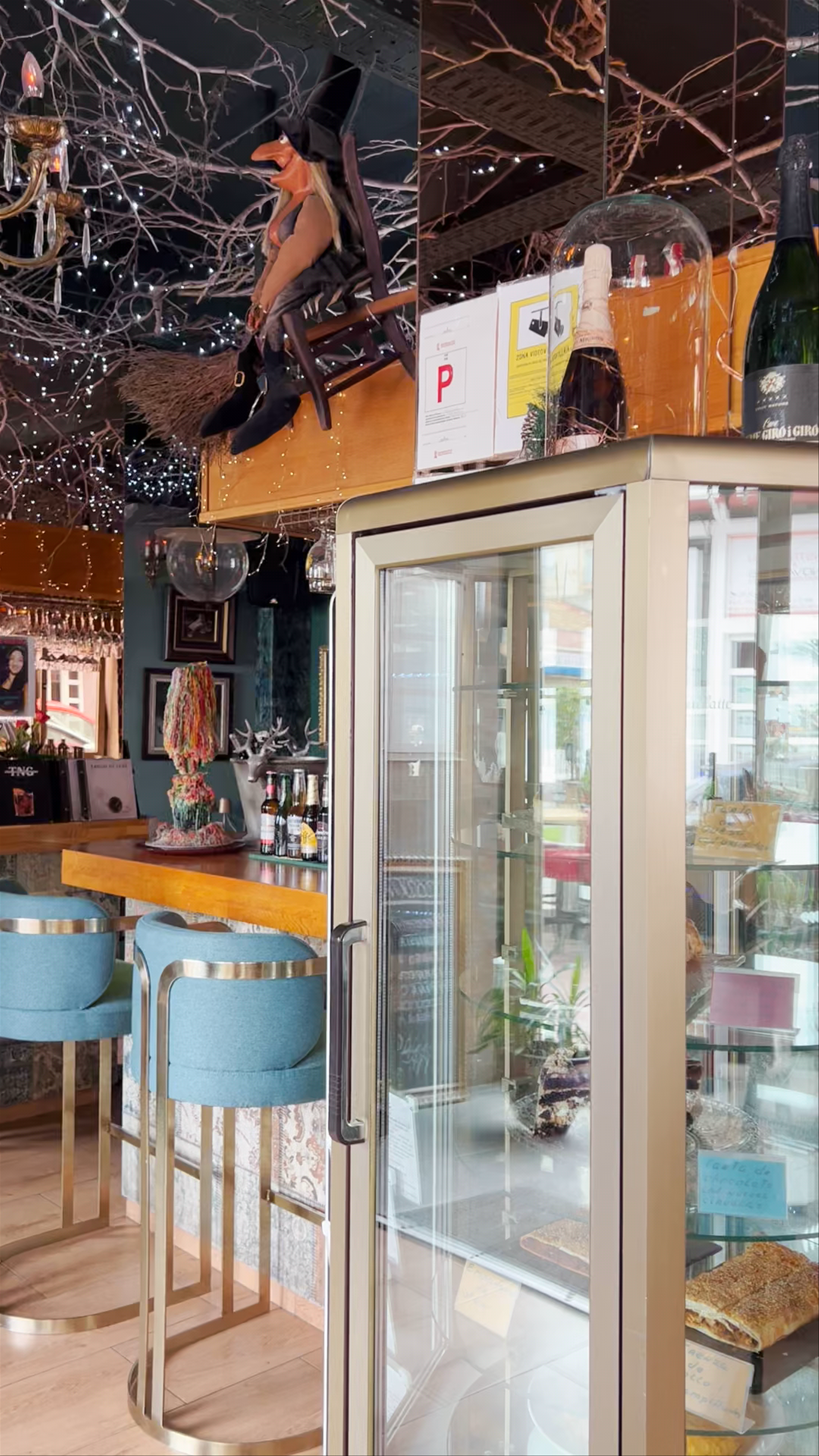 Bar Tango Deluxe Torrevieja: Quirky Elegance Meets Cozy Charm