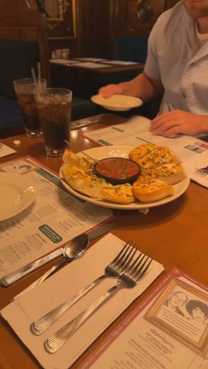 The Old Spaghetti Factory - Garlic cheese bread appetizer - Italian Near Me - Indianapolis, Indiana