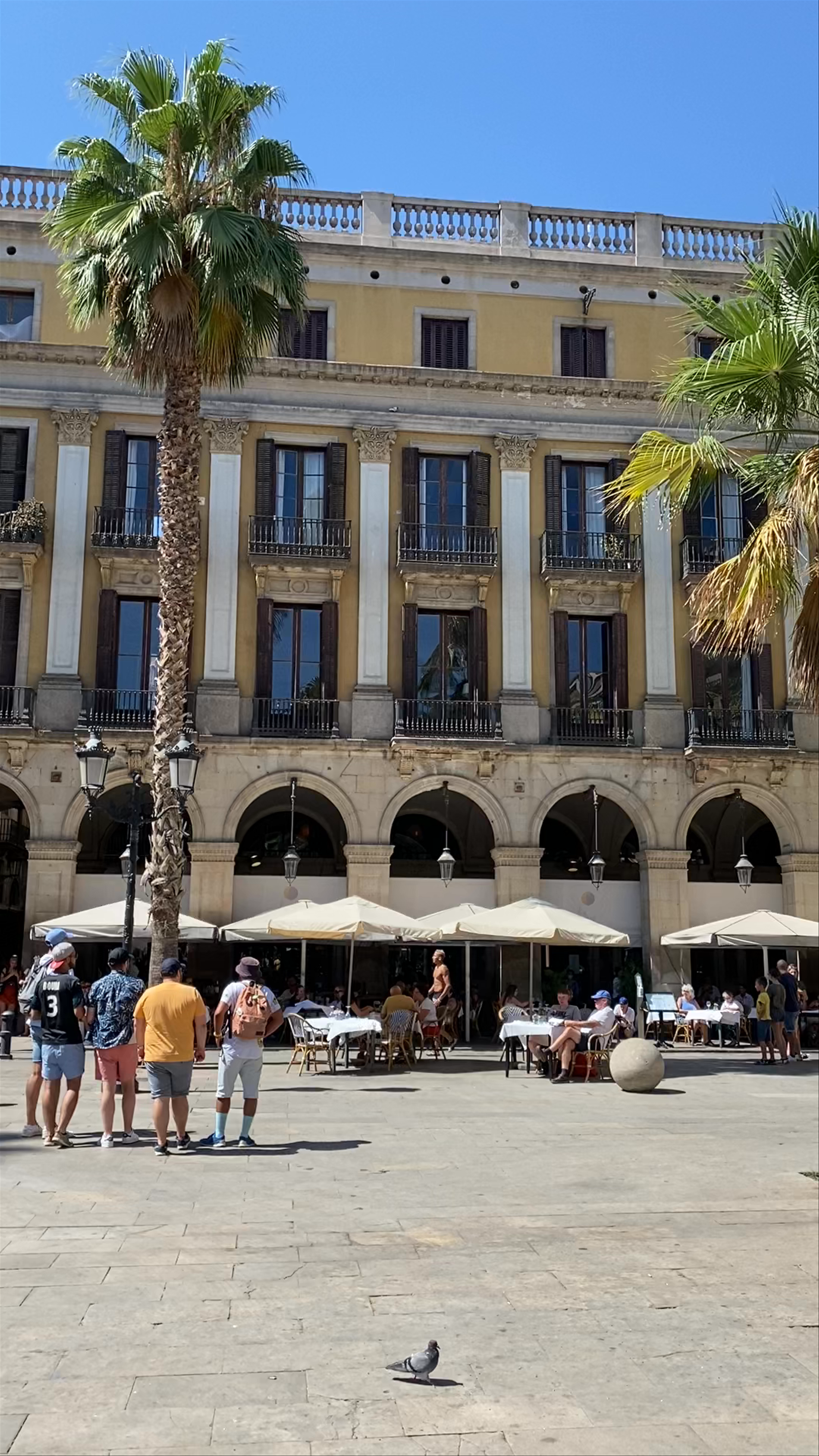 Plaça Reial: Vibrant Sun-Kissed Square in Barcelona