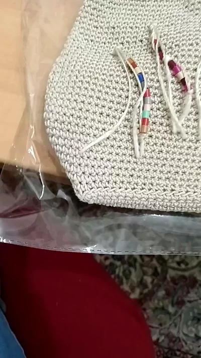 Borsa spalla The Sak stile Boho in cotone all'uncinetto con perline e nappe