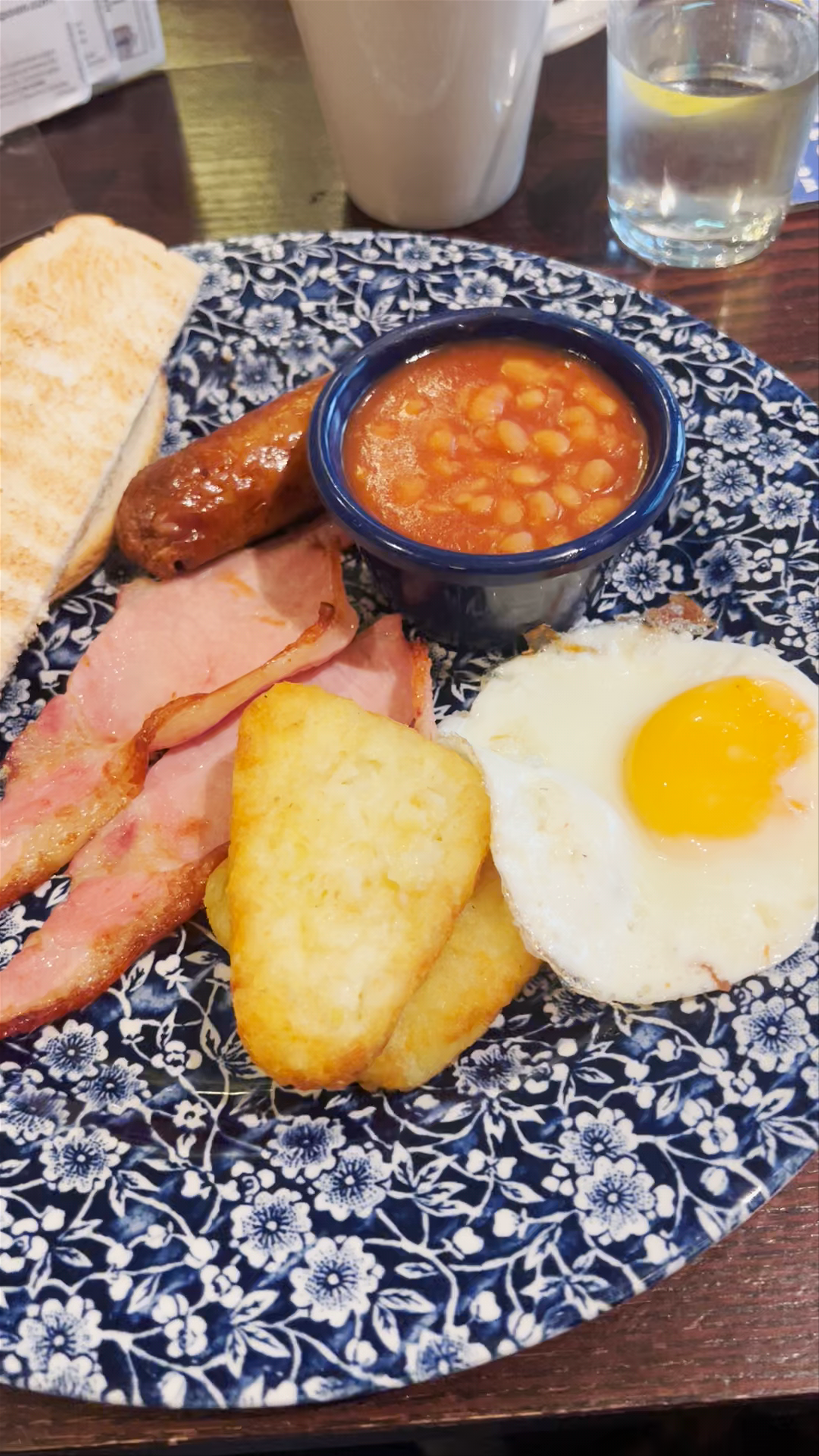 Classic English Pub Breakfast at The Willow Walk, London